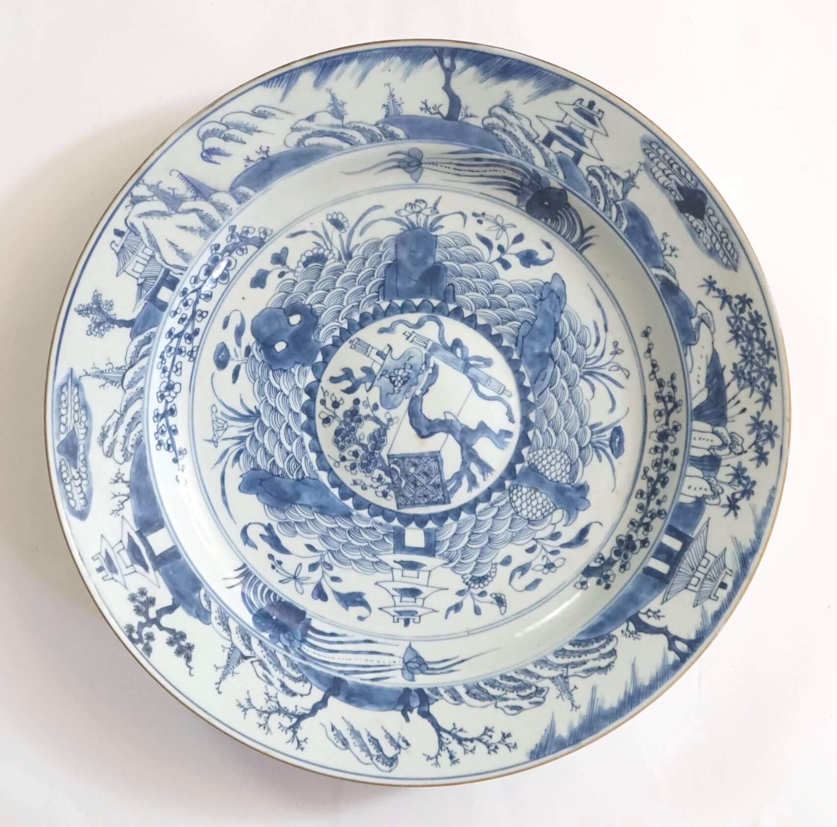 Cinese Grande caricatore cinese da esportazione in bianco e blu, tardo periodo Kangxi, circa 1700 in vendita