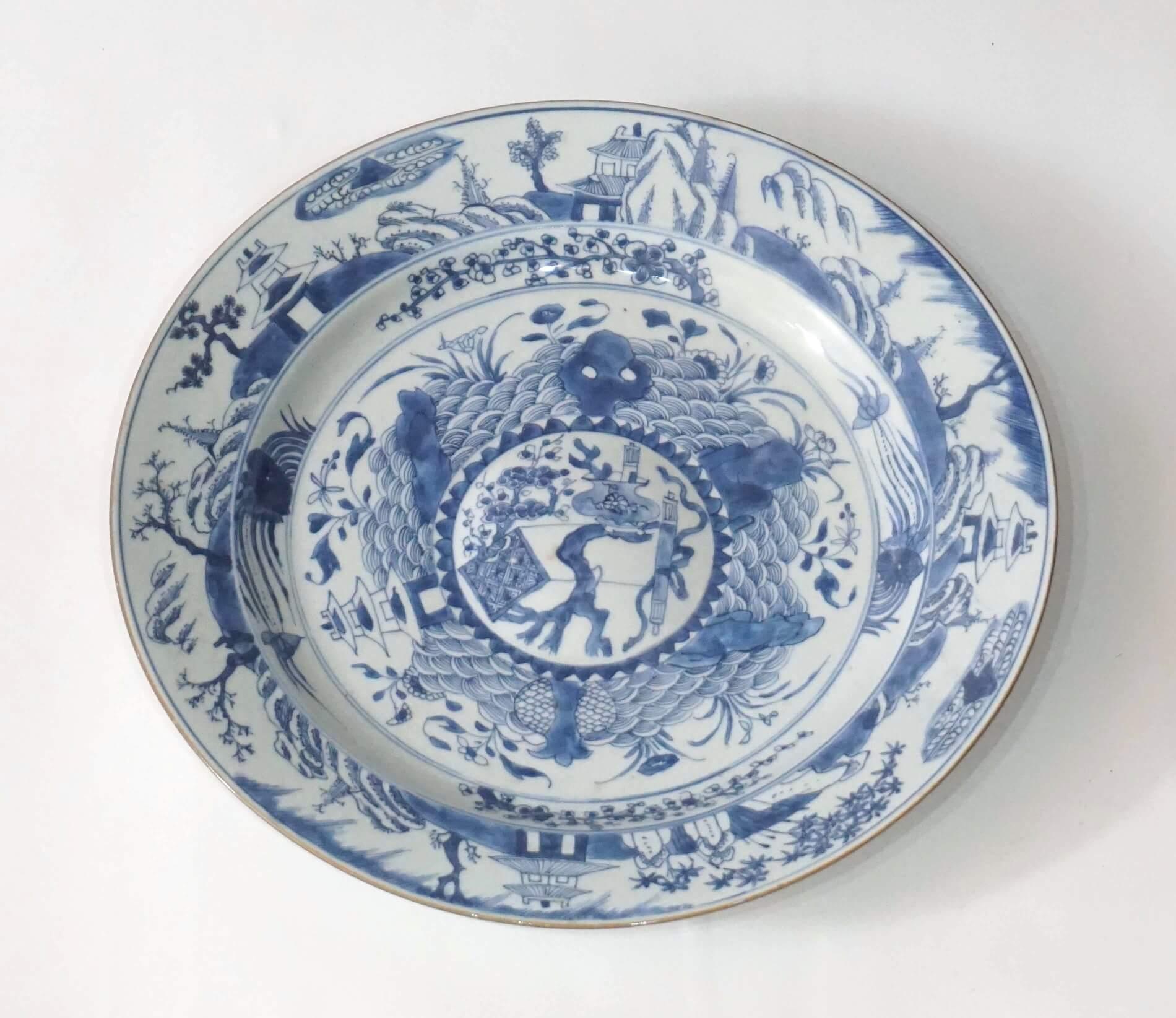 Fatto a mano Grande caricatore cinese da esportazione in bianco e blu, tardo periodo Kangxi, circa 1700 in vendita