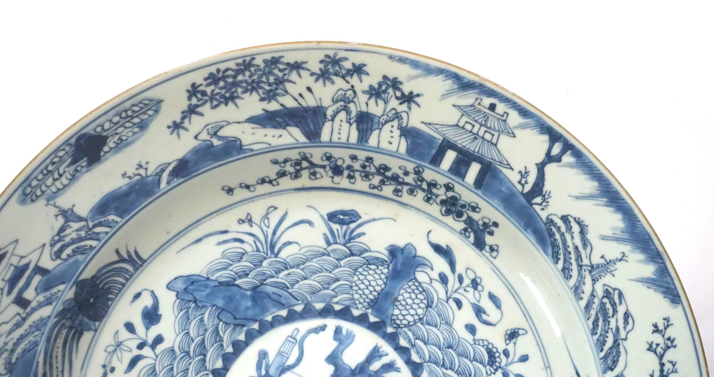 Grande caricatore cinese da esportazione in bianco e blu, tardo periodo Kangxi, circa 1700 In condizioni buone in vendita a Kinderhook, NY