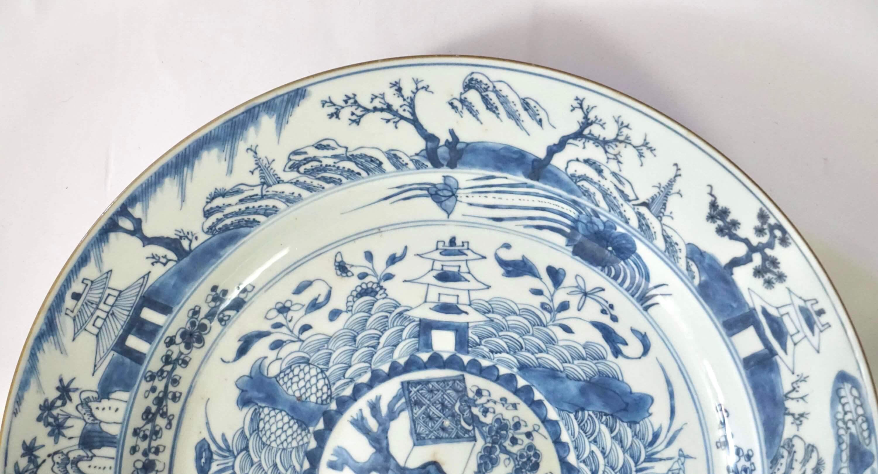 Fine XVII secolo Grande caricatore cinese da esportazione in bianco e blu, tardo periodo Kangxi, circa 1700 in vendita