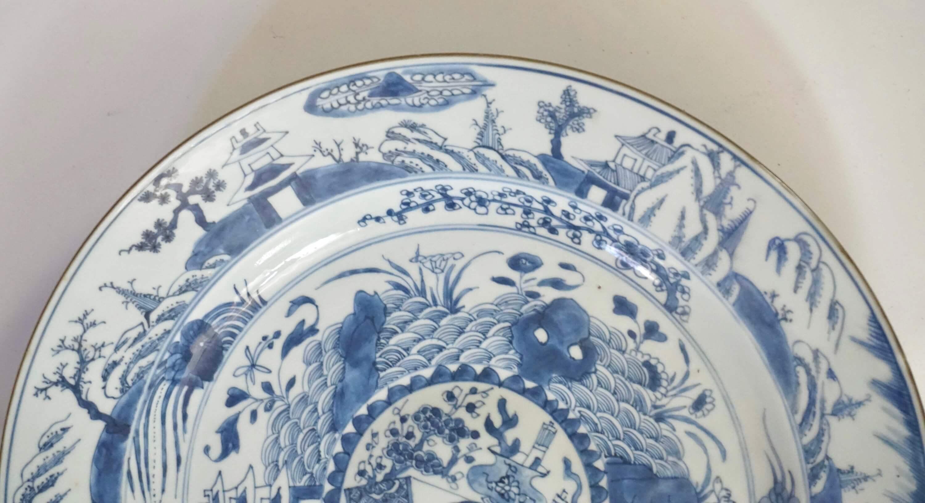 Porcellana Grande caricatore cinese da esportazione in bianco e blu, tardo periodo Kangxi, circa 1700 in vendita