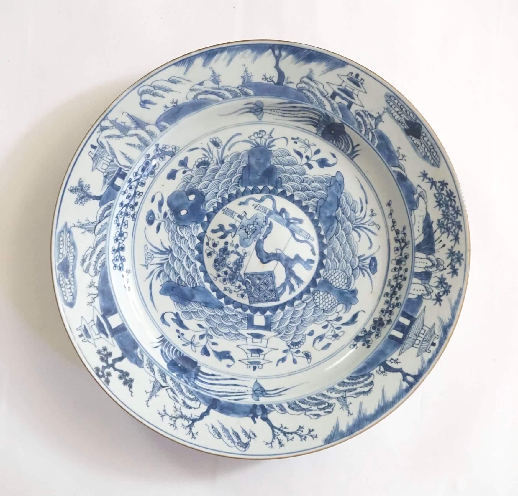 Grande caricatore cinese da esportazione in bianco e blu, tardo periodo Kangxi, circa 1700 in vendita 1