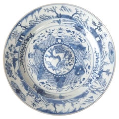 Gran Cargador de Exportación Chino Azul y Blanco, Periodo Kangxi Tardío, circa 1700