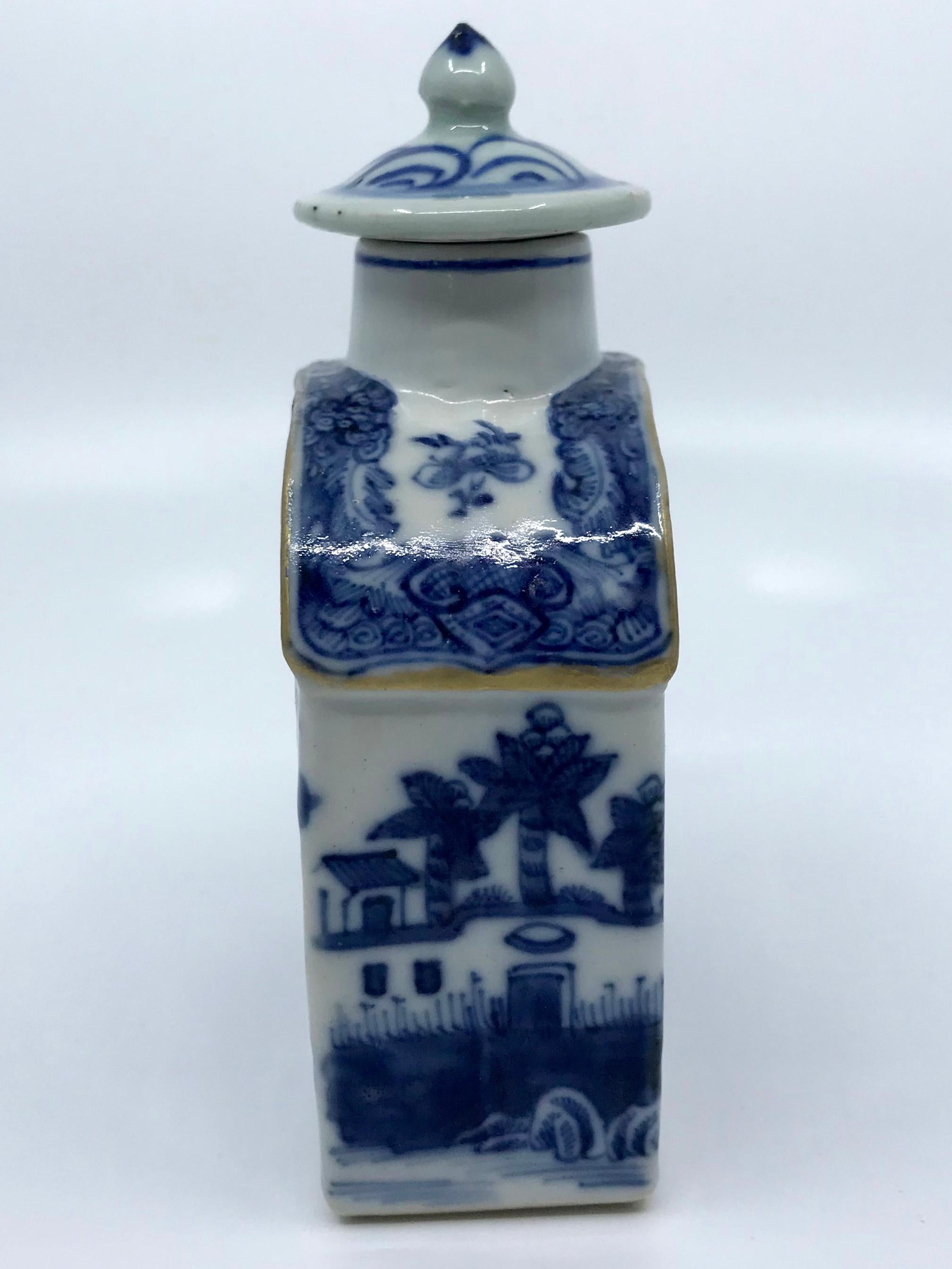 Blue and white Chinese export tea caddy. Vibrant blue pagodas and chinoiserie landscapes cover the sides and end panels of this bow-top shaped tea canister with gilding and later associated top. China, 1830's.
Dimensions: 3.5