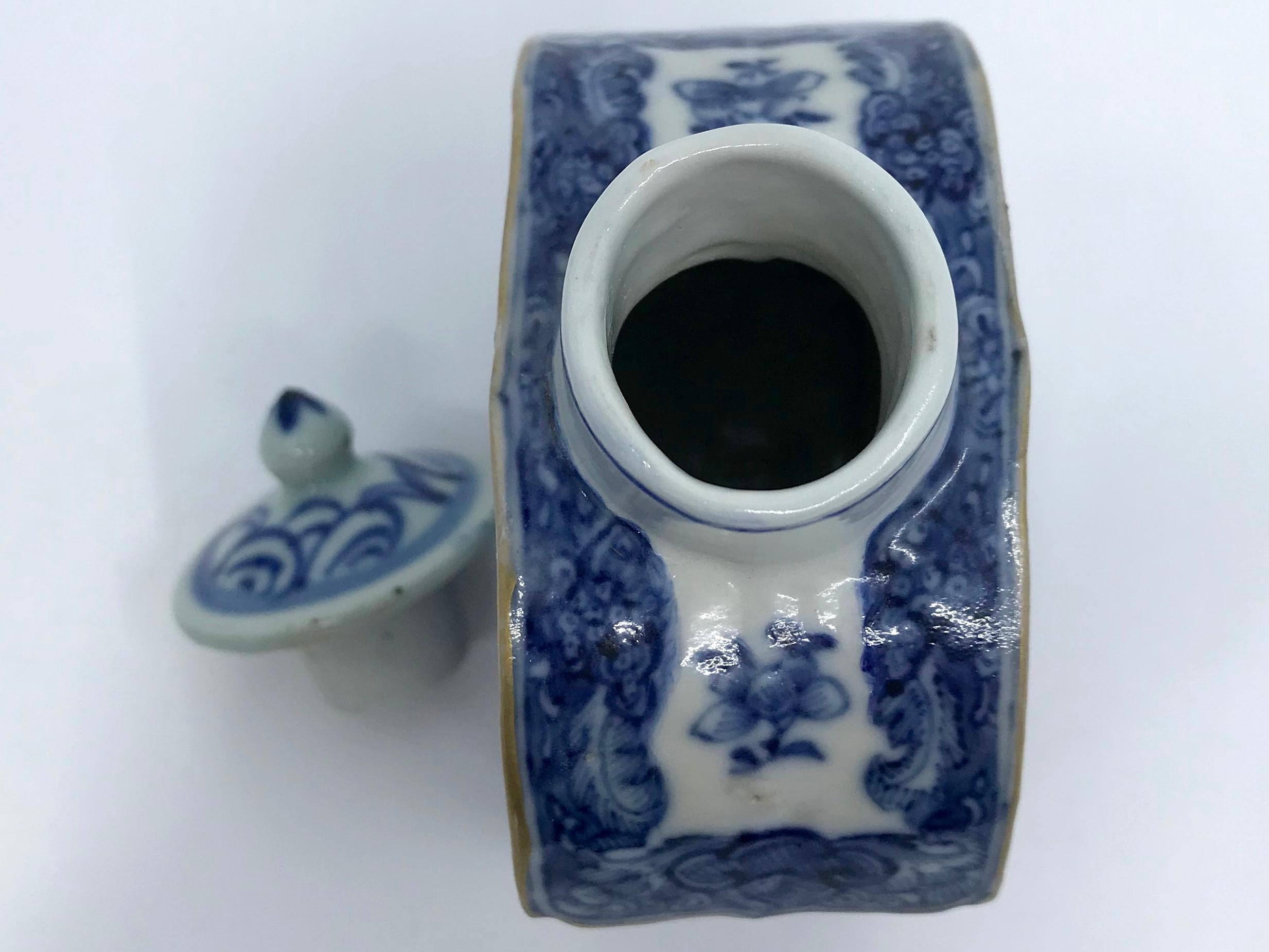 Porcelain Blue and White Chinese Export Tea Caddy For Sale