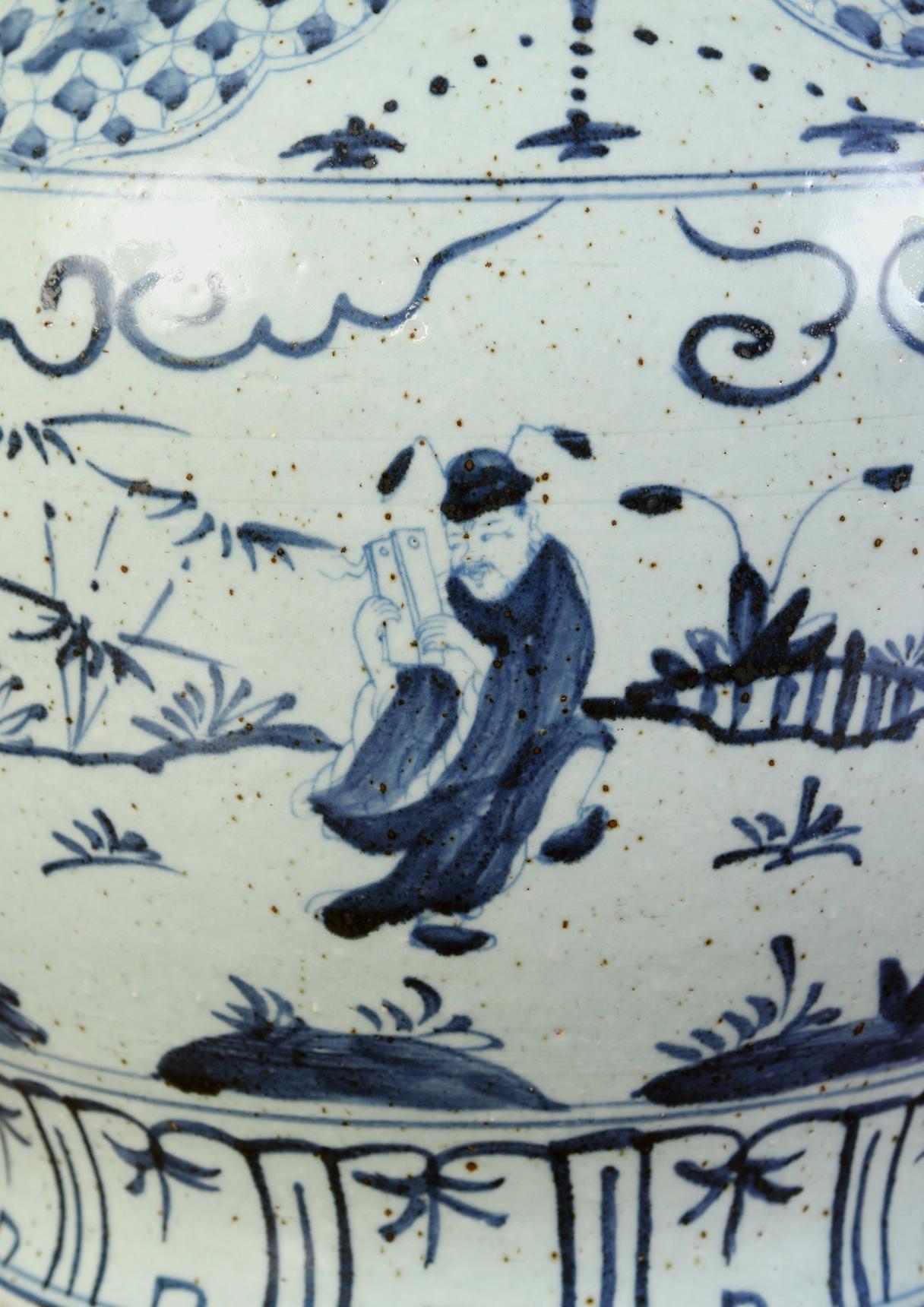 Blue and White Chinese Export Vase In Good Condition For Sale In New York, NY