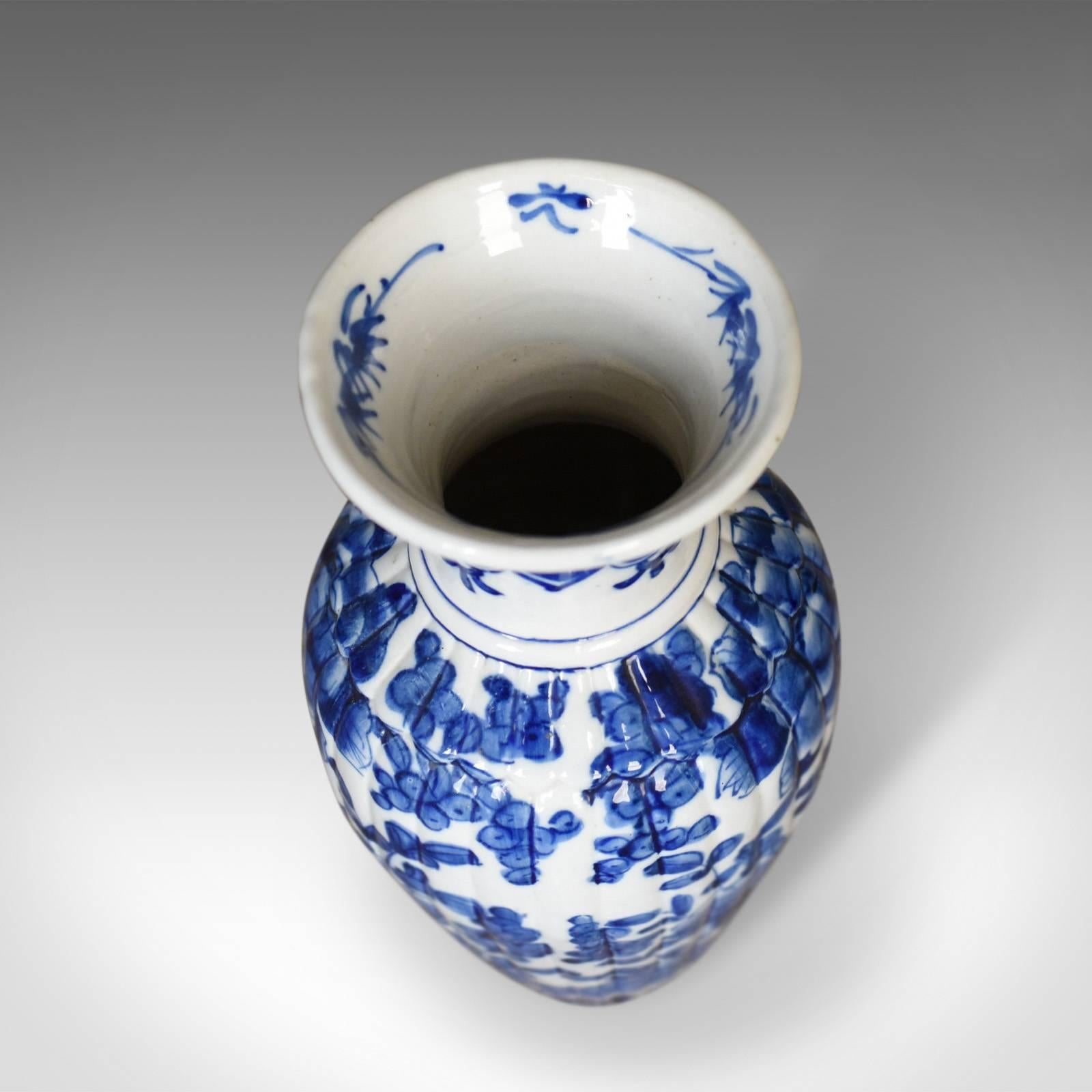 This is a blue and white, Chinese flower vase, a ceramic piece dating to the mid-late 20th century.

Of classic form with reeded bowl
In good condition throughout, free from damage
Unmarked base displays some age.

Blue and white floral and