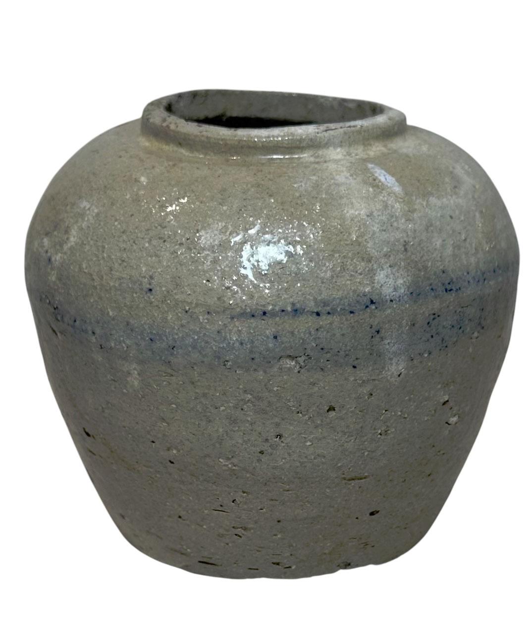 Un piccolo vaso cinese in ceramica arenaria smaltata blu e bianca della dinastia Ming. Cina, dinastia Ming, quindi potrebbero risalire a un periodo compreso tra il 1300 e il 1600.