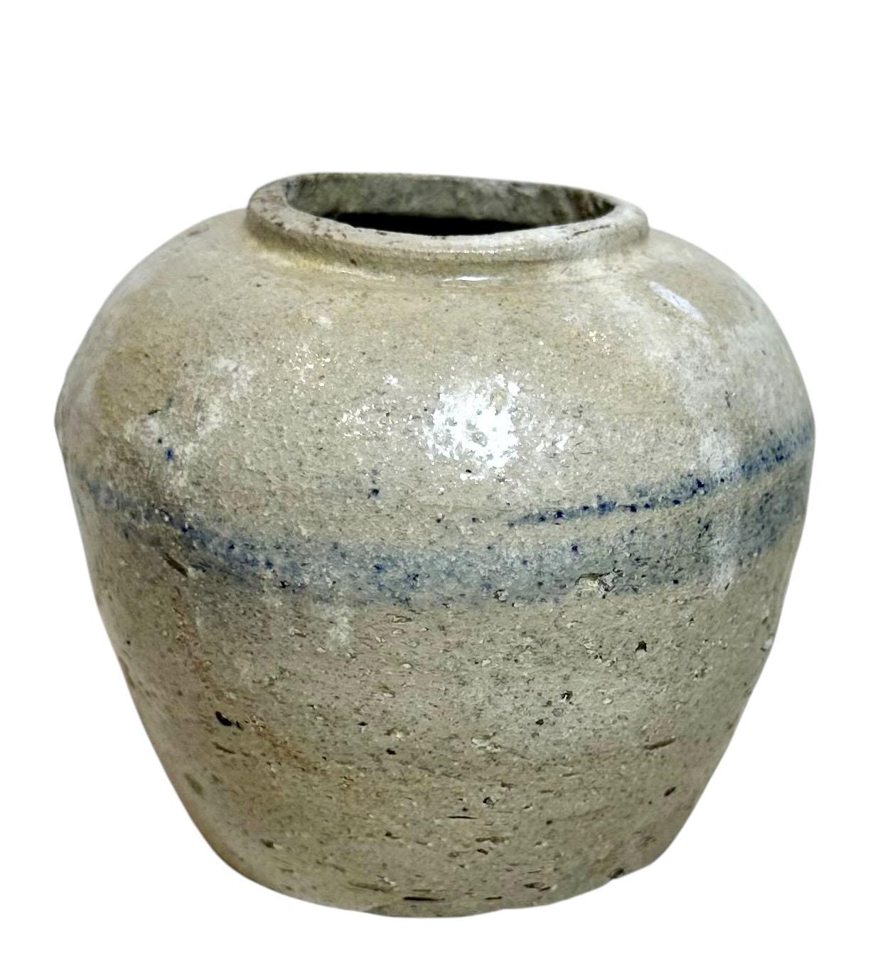 Vaso cinese in pietra arenaria smaltata di colore bianco e blu In condizioni buone in vendita a Tampa, FL