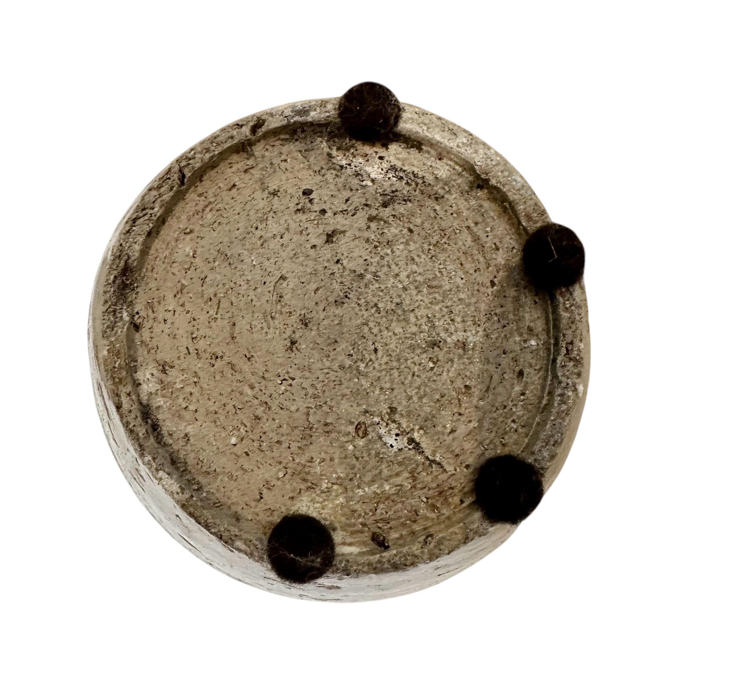 Fino al XVIII secolo Vaso cinese in pietra arenaria smaltata di colore bianco e blu in vendita
