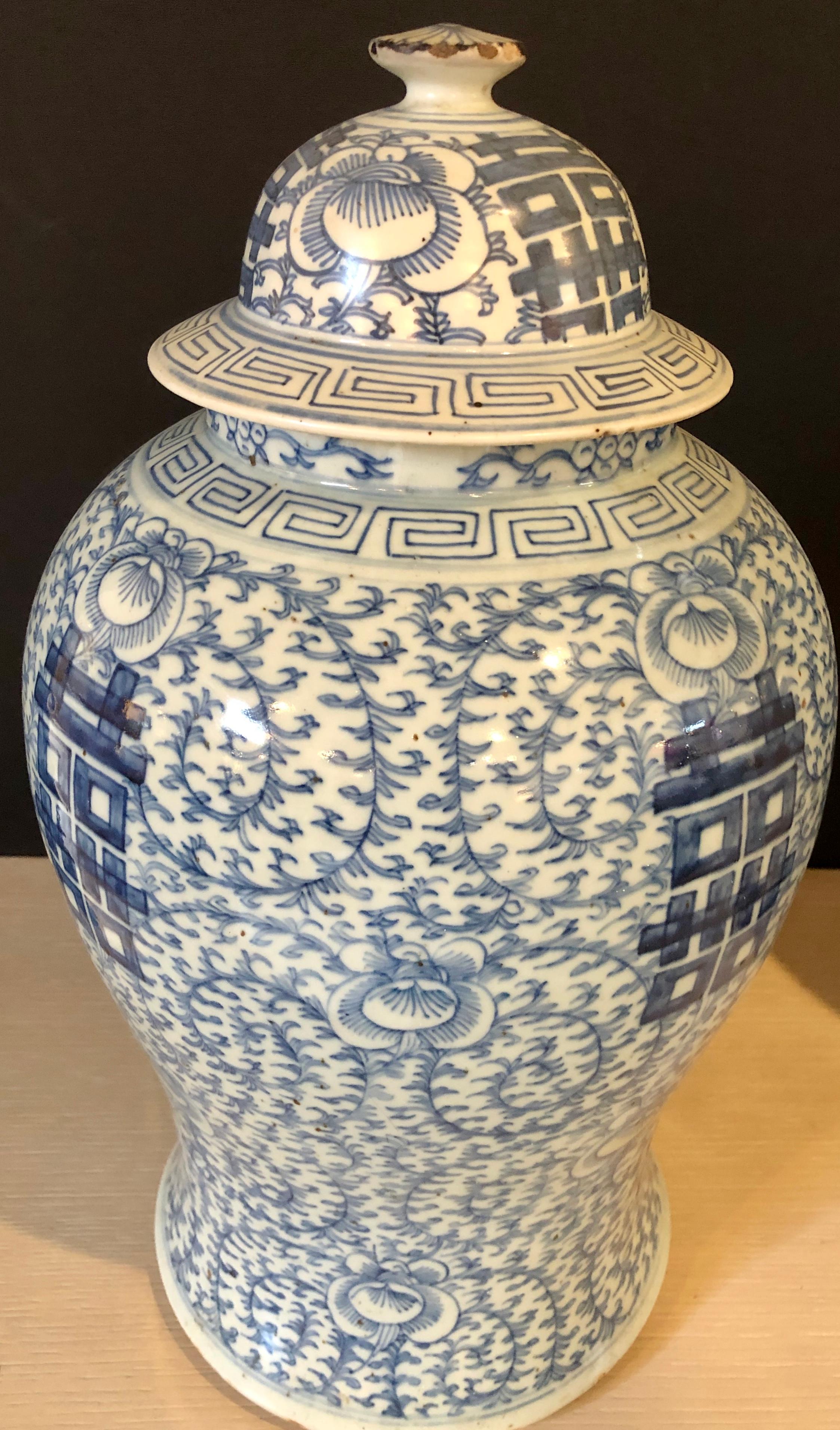 Chinesisches Ingwerglas mit Deckel in Blau und Weiß, Vase oder Urne, signiert auf der Unterseite (Chinesischer Export) im Angebot