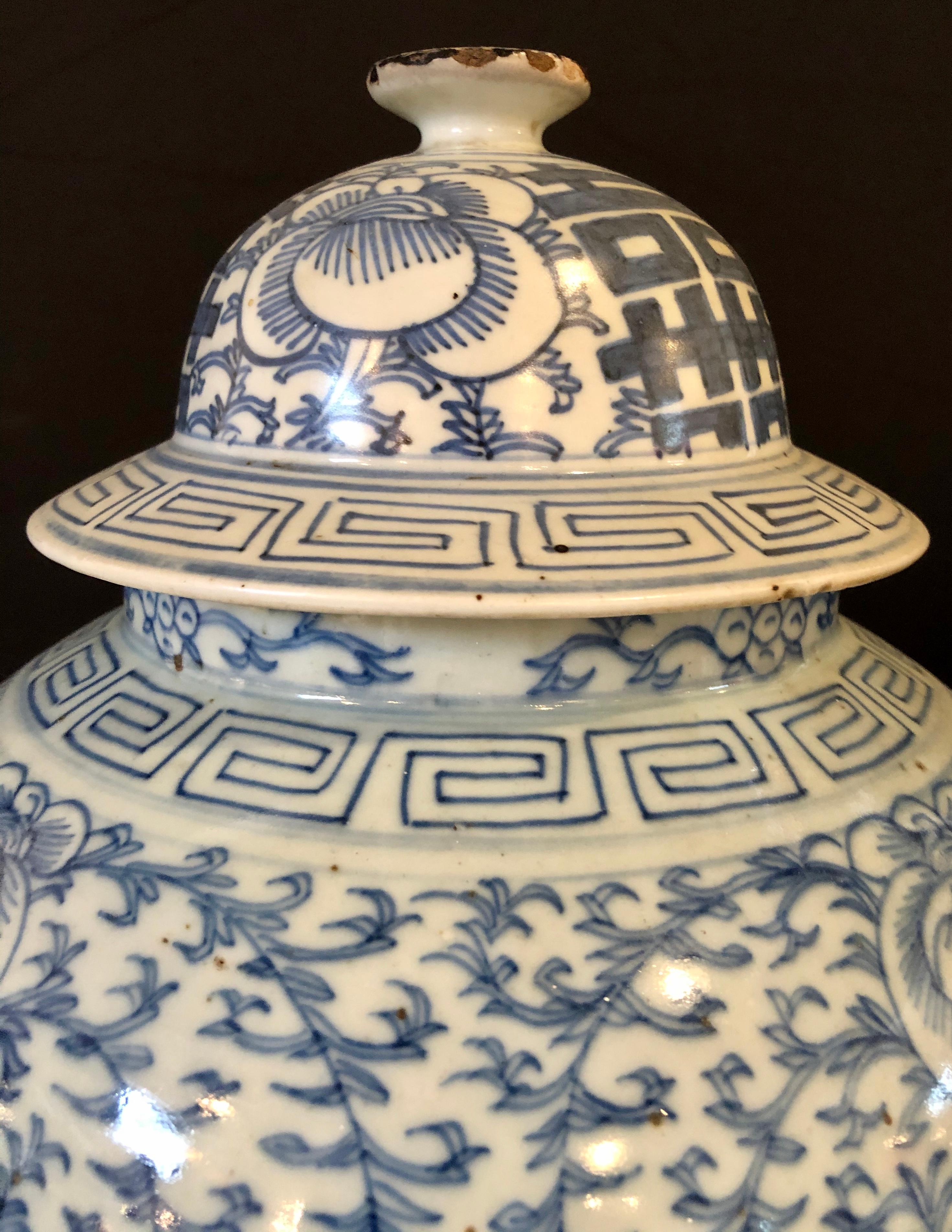 Chinesisches Ingwerglas mit Deckel in Blau und Weiß, Vase oder Urne, signiert auf der Unterseite im Zustand „Gut“ im Angebot in Stamford, CT