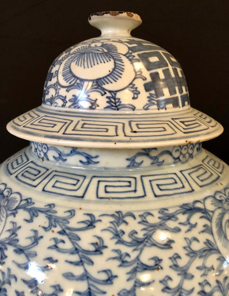 Blue and White Chinese Lidded Ginger Jar, Vase or Urn, Signed on Bottom In Good Condition For Sale In Stamford, CT