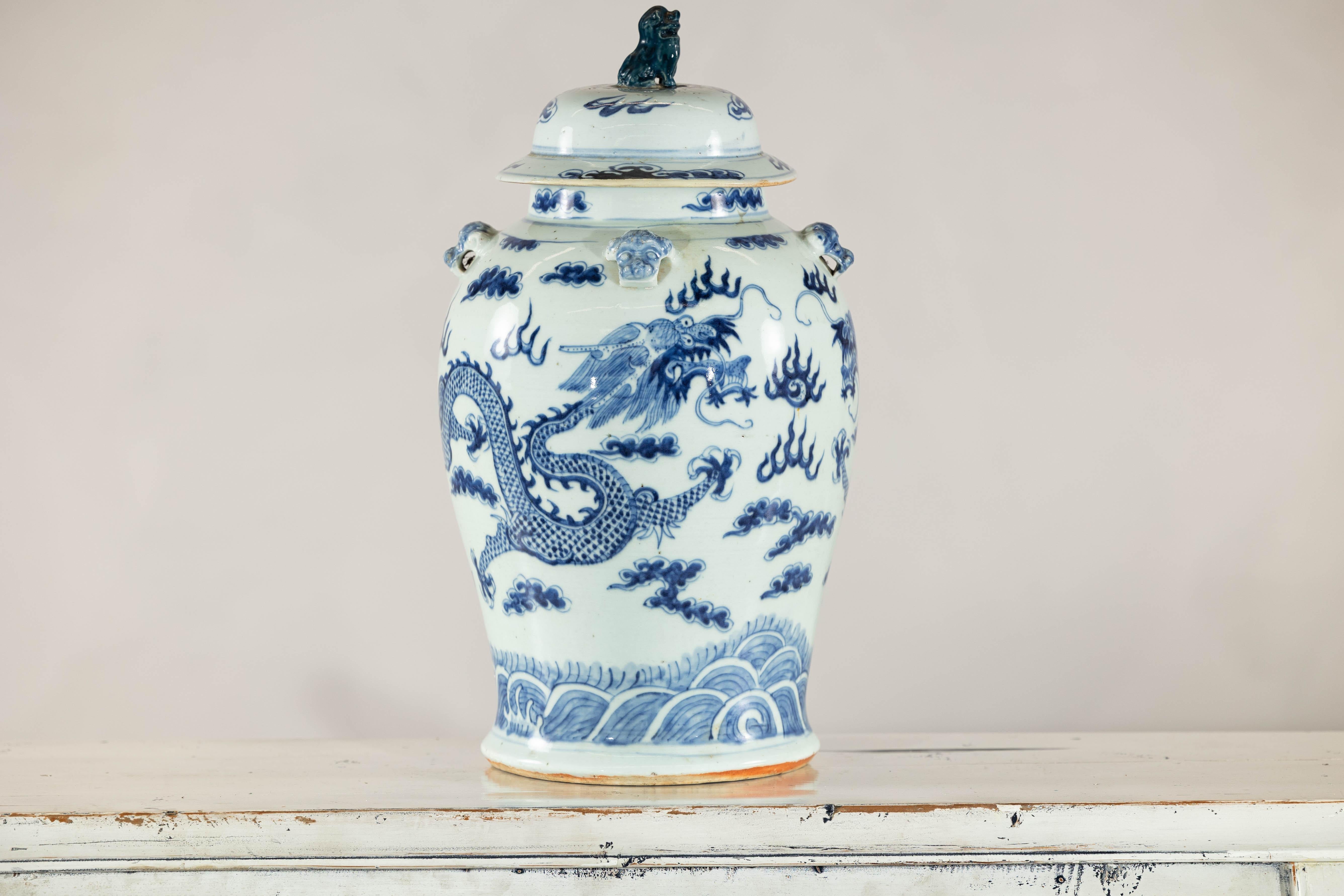 Un sorprendente vaso di porcellana cinese in bianco e blu con un drago a quattro artigli dipinto a mano in blu cobalto sottosmalto, che si avvolge all'inseguimento di una perla fiammeggiante tra nuvole stilizzate e motivi di fiamme. Questo