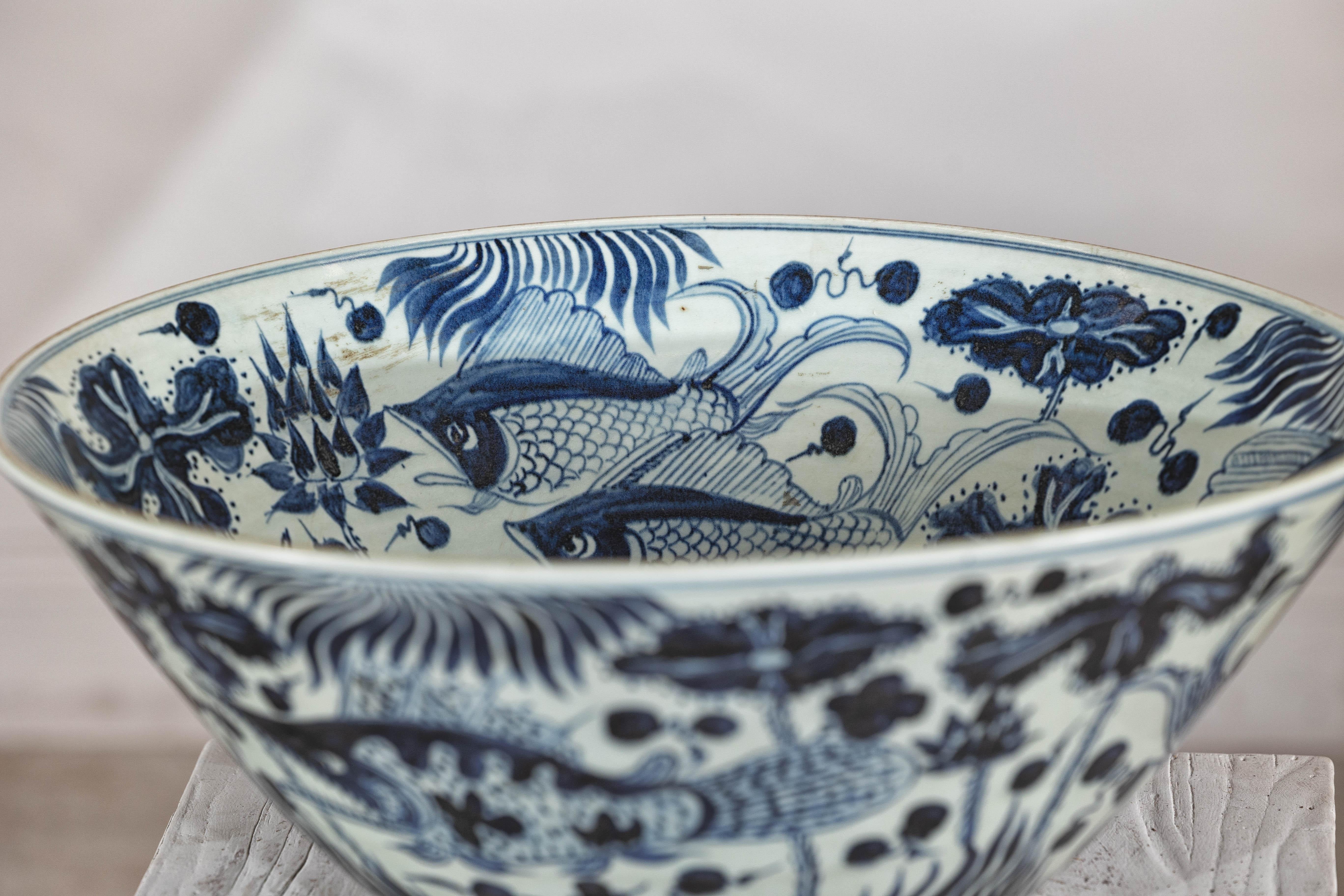 Cuenco de porcelana china azul y blanca con motivo de pez, decoración pintada a mano siglo XX