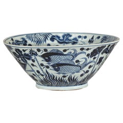Cuenco de porcelana china azul y blanca con motivo de pez, decoración pintada a mano