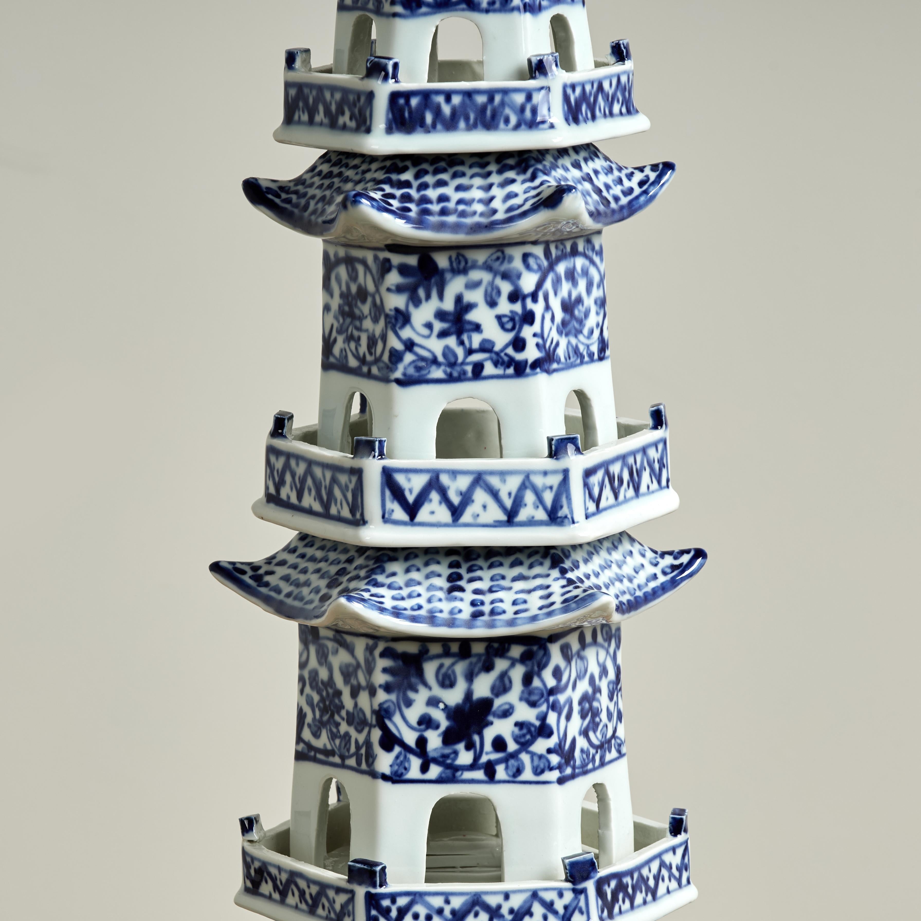 Torre Pagoda de Porcelana China Azul y Blanca Chino en venta