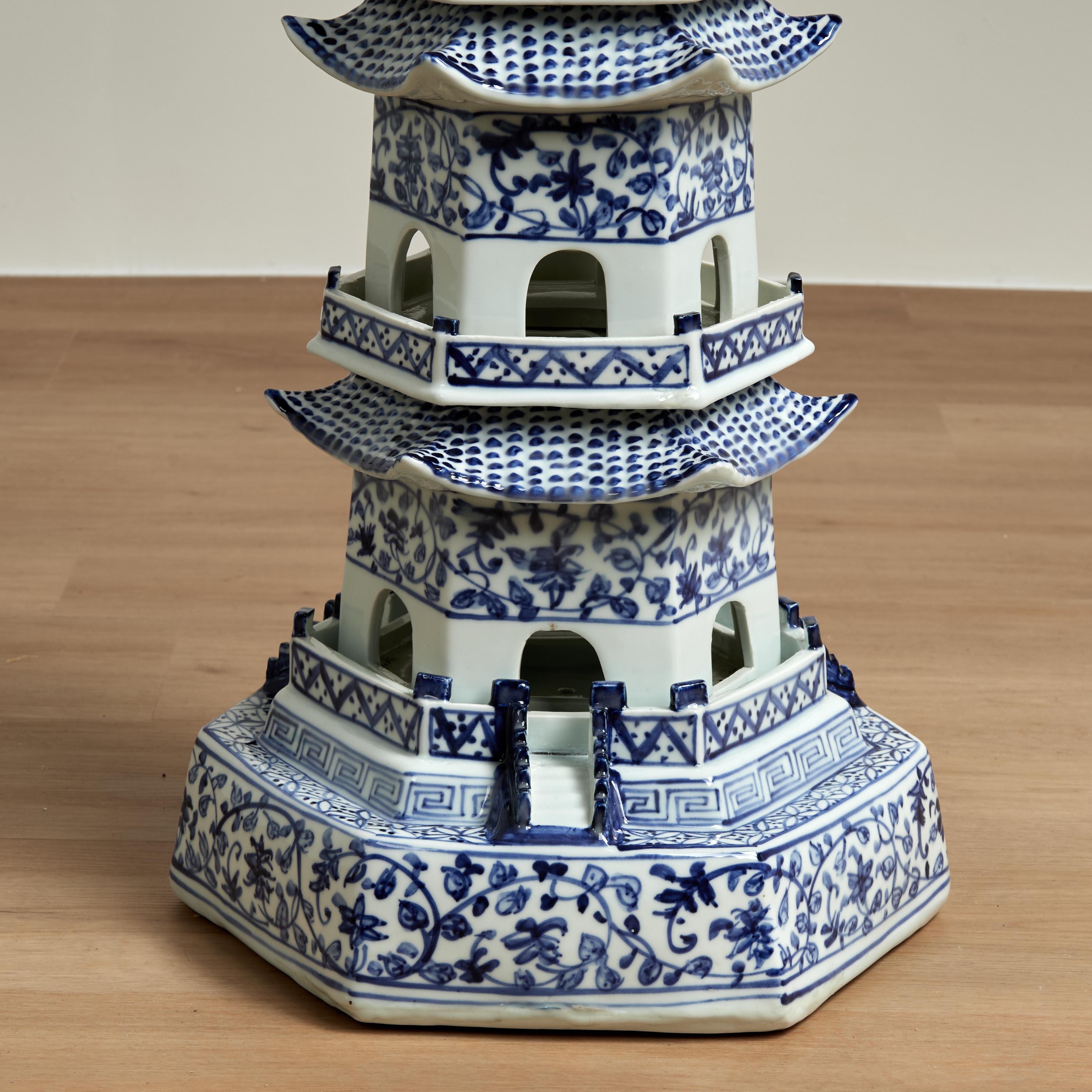 Torre Pagoda de Porcelana China Azul y Blanca Glaseado en venta