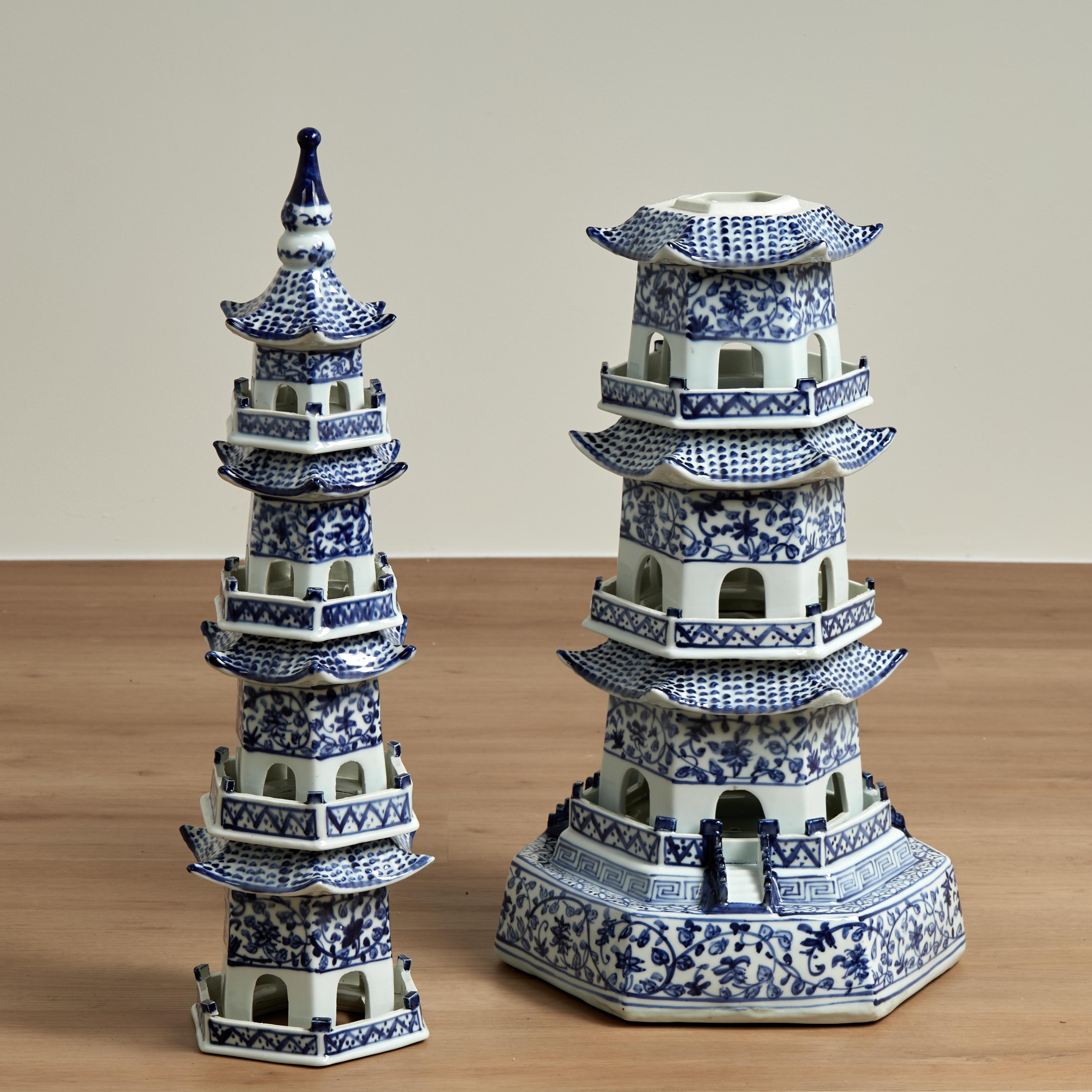 Torre Pagoda de Porcelana China Azul y Blanca en Bueno estado para la venta en Palm Beach, FL