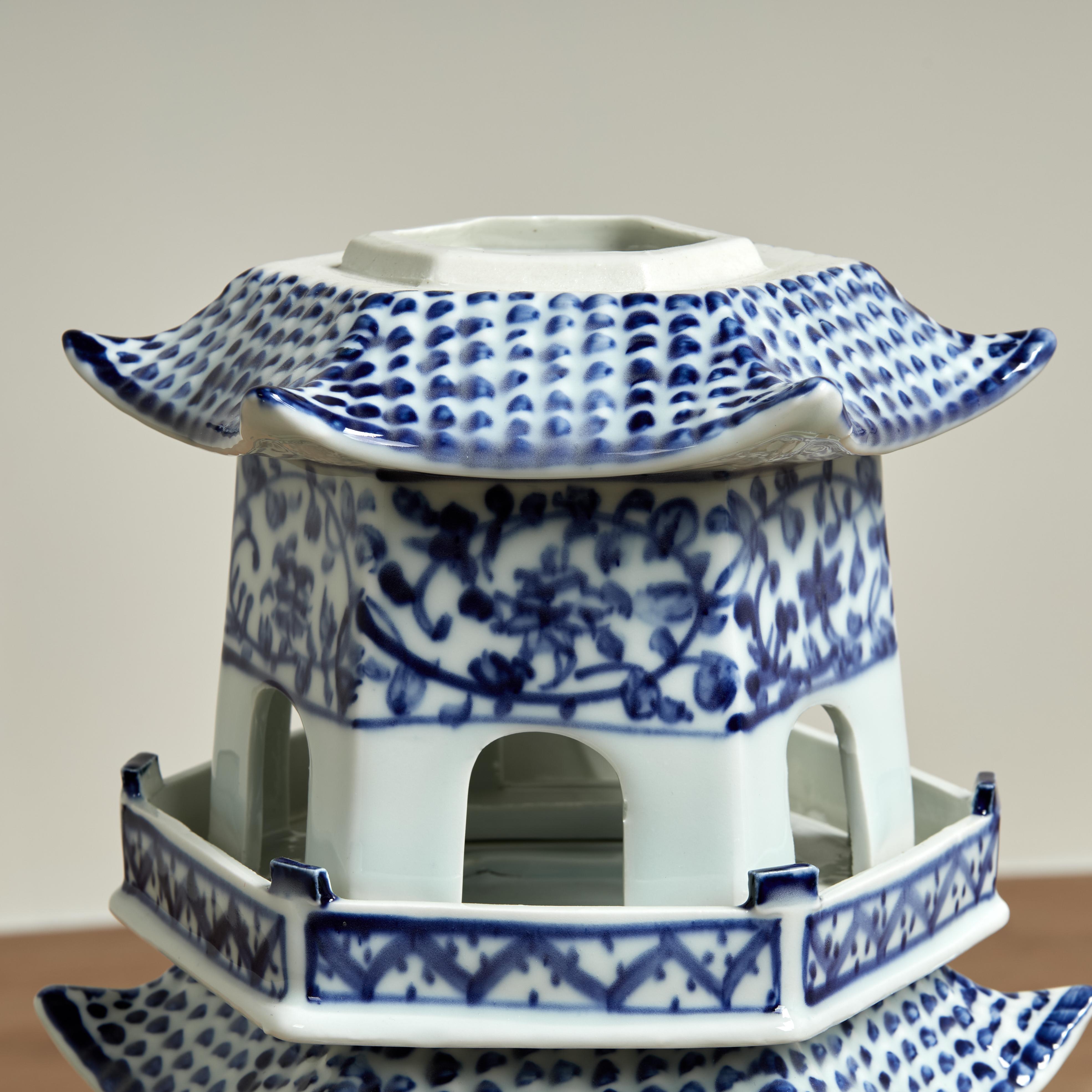 Torre Pagoda de Porcelana China Azul y Blanca Siglo XXI y contemporáneo en venta