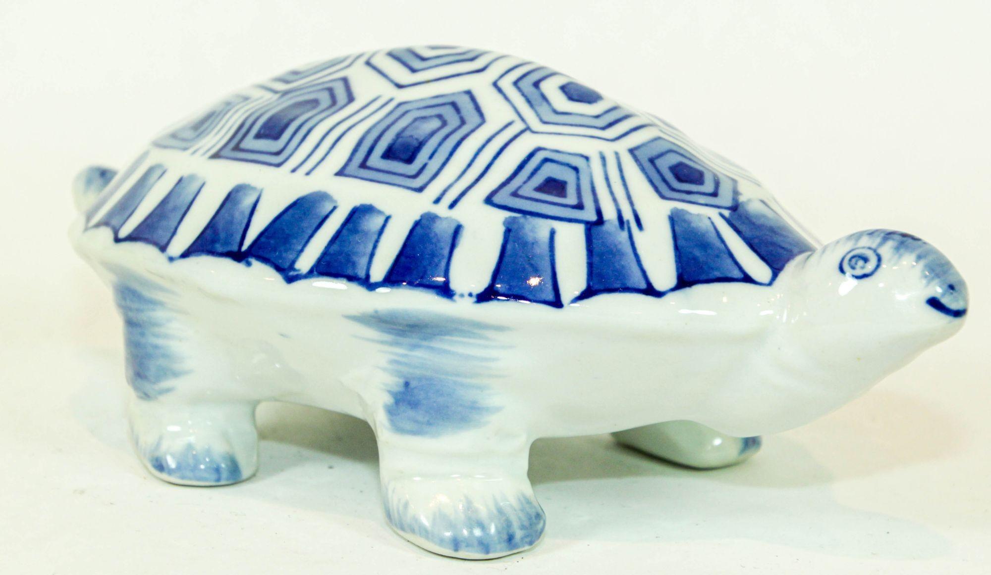 Vintage 20th Century Blue & White Chinese Porcelain Turtle, Tortoise Figurine.
Figurine vintage de tortue en céramique bleue et blanche.
Circa : 1970 .
Marqué sur le fond.
Fabriqué en Chine.
Mesure approximativement 8