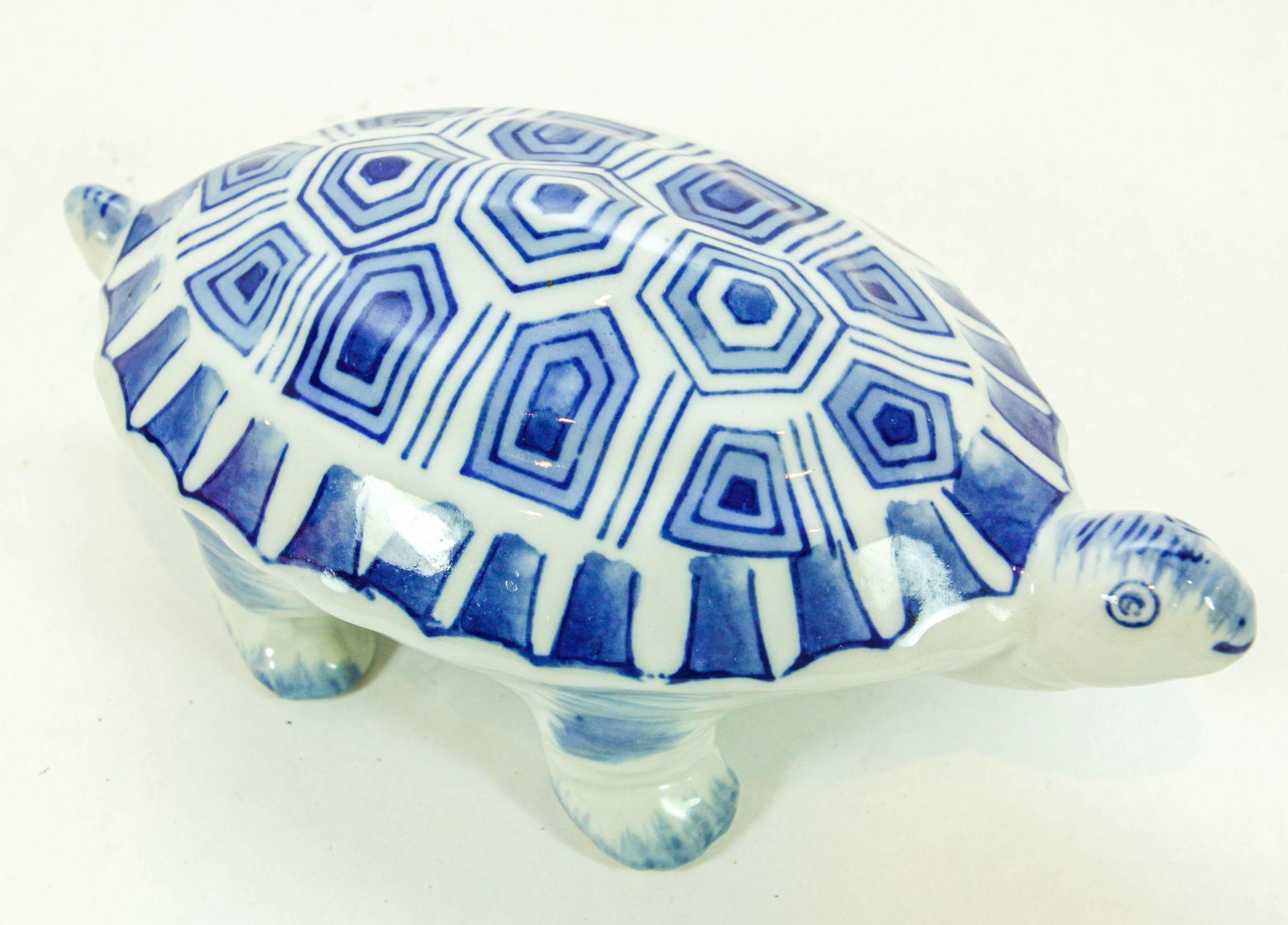 Exportation chinoise Figurine de tortue en porcelaine chinoise bleue et blanche des années 1970 en vente