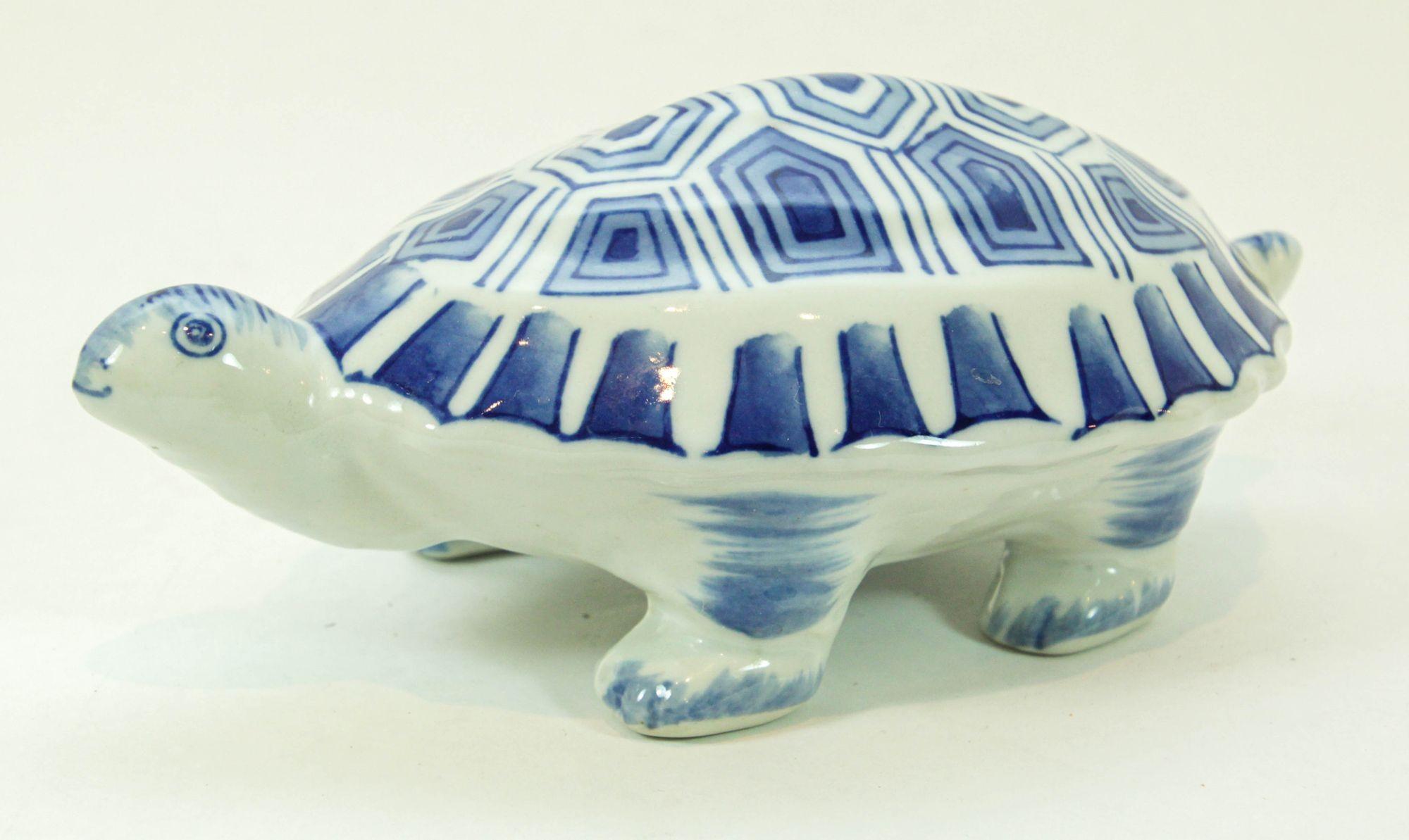 Chinois Figurine de tortue en porcelaine chinoise bleue et blanche des années 1970 en vente