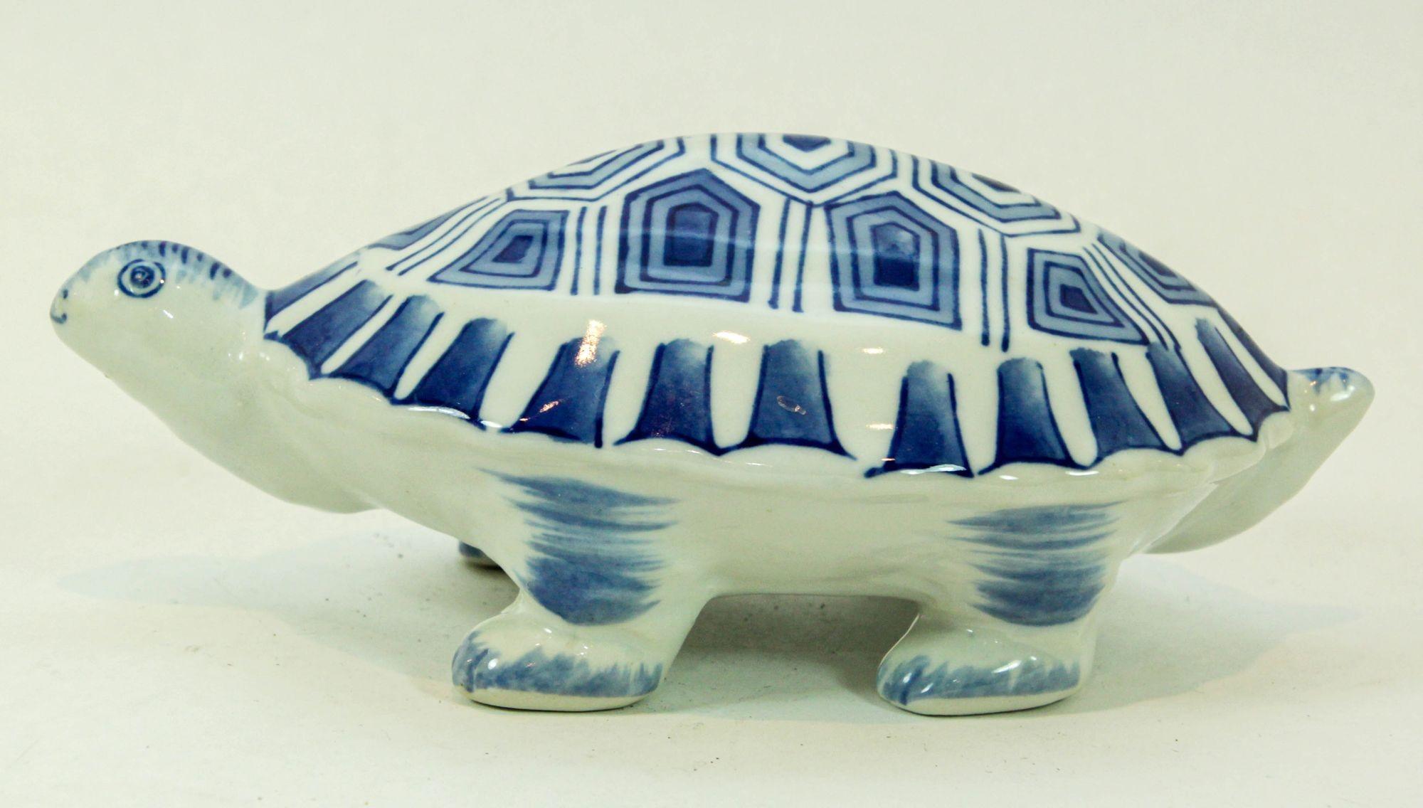 Fait main Figurine de tortue en porcelaine chinoise bleue et blanche des années 1970 en vente