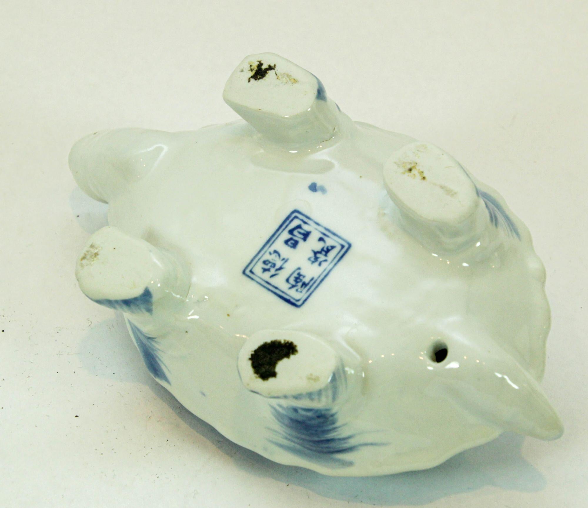 Figurine de tortue en porcelaine chinoise bleue et blanche des années 1970 Bon état - En vente à North Hollywood, CA