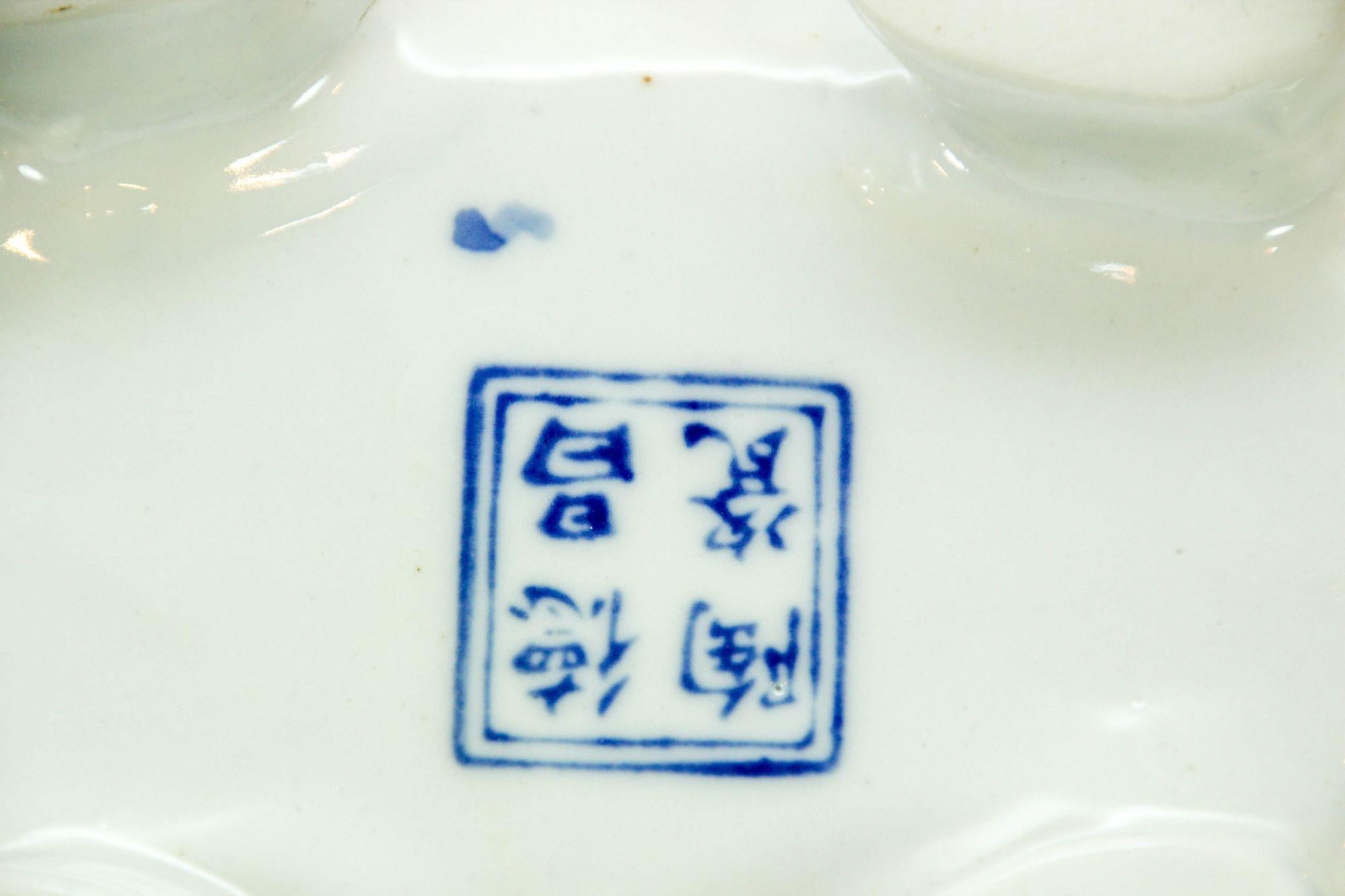 20ième siècle Figurine de tortue en porcelaine chinoise bleue et blanche des années 1970 en vente