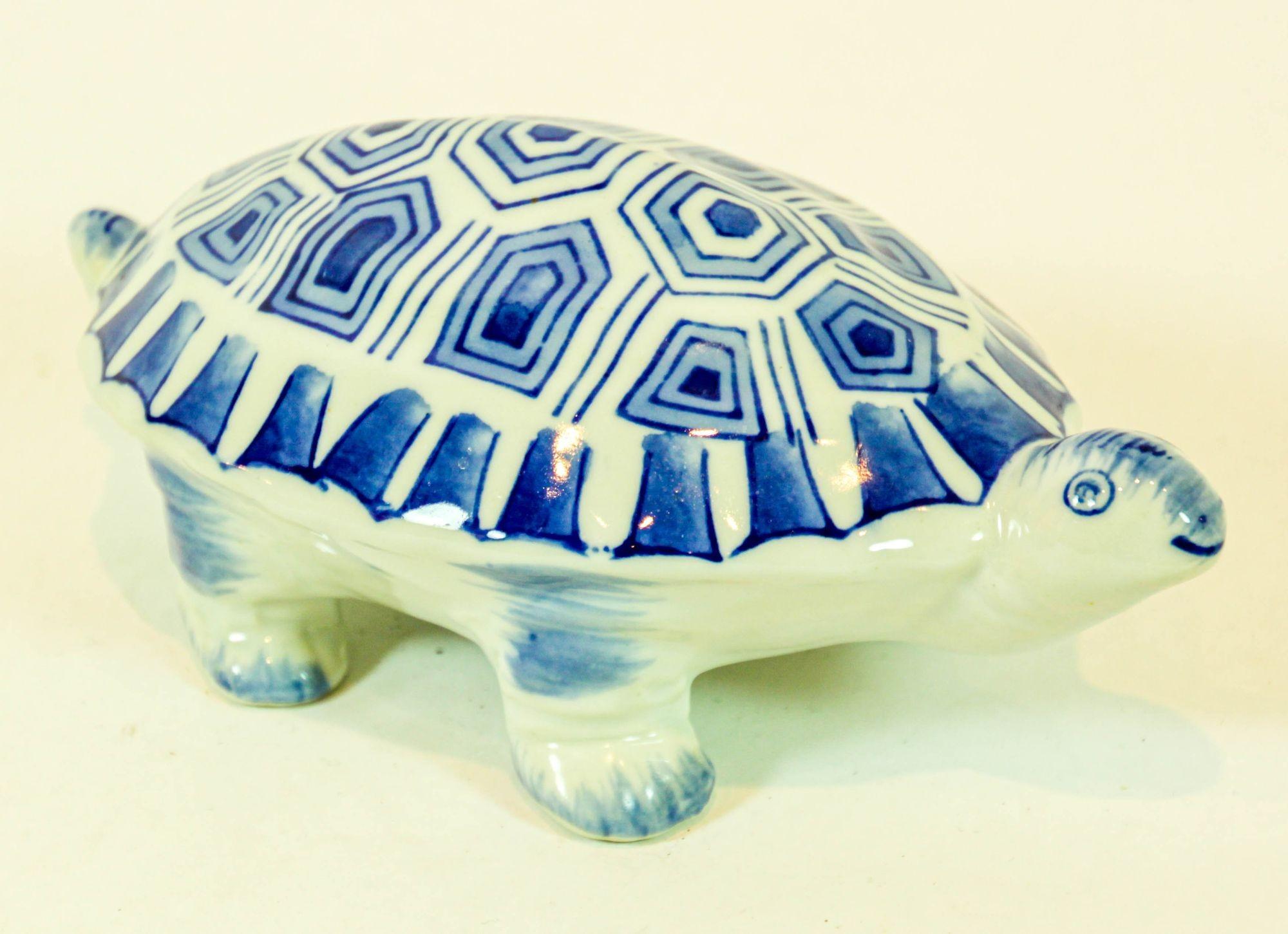 Figurine de tortue en porcelaine chinoise bleue et blanche des années 1970 en vente 1