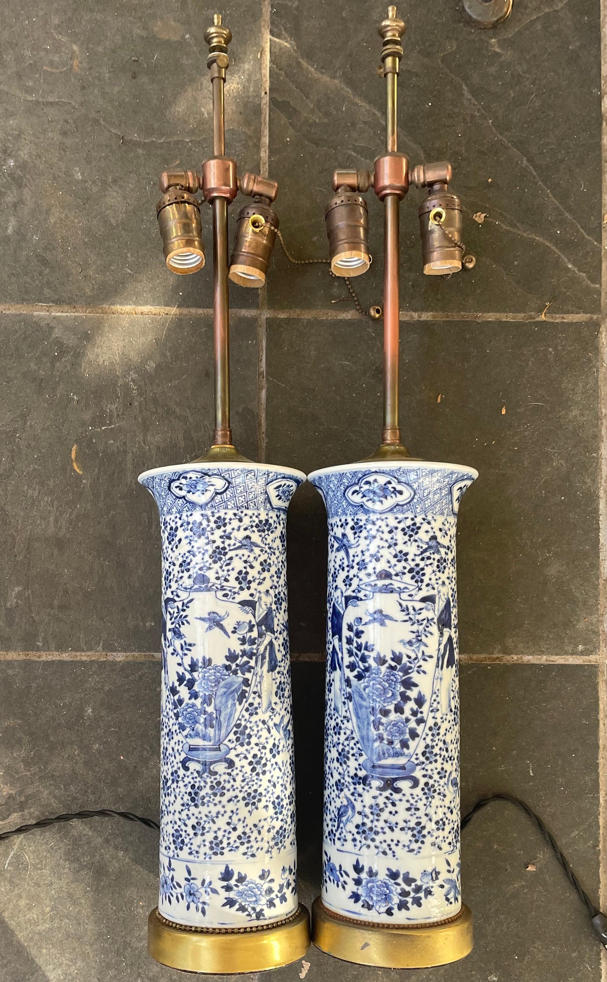 Blaue und weiße chinesische Trompetenvasen-Vasenlampen (Glasiert) im Angebot