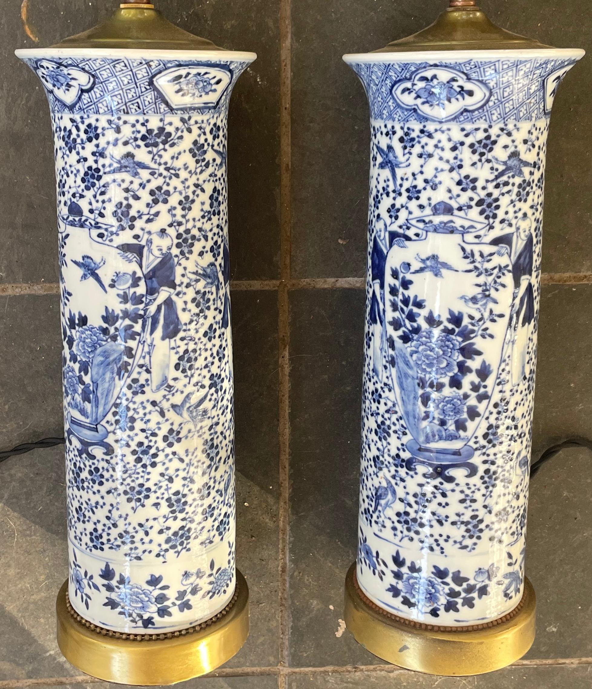 Blaue und weiße chinesische Trompetenvasen-Vasenlampen im Zustand „Gut“ im Angebot in New York, NY