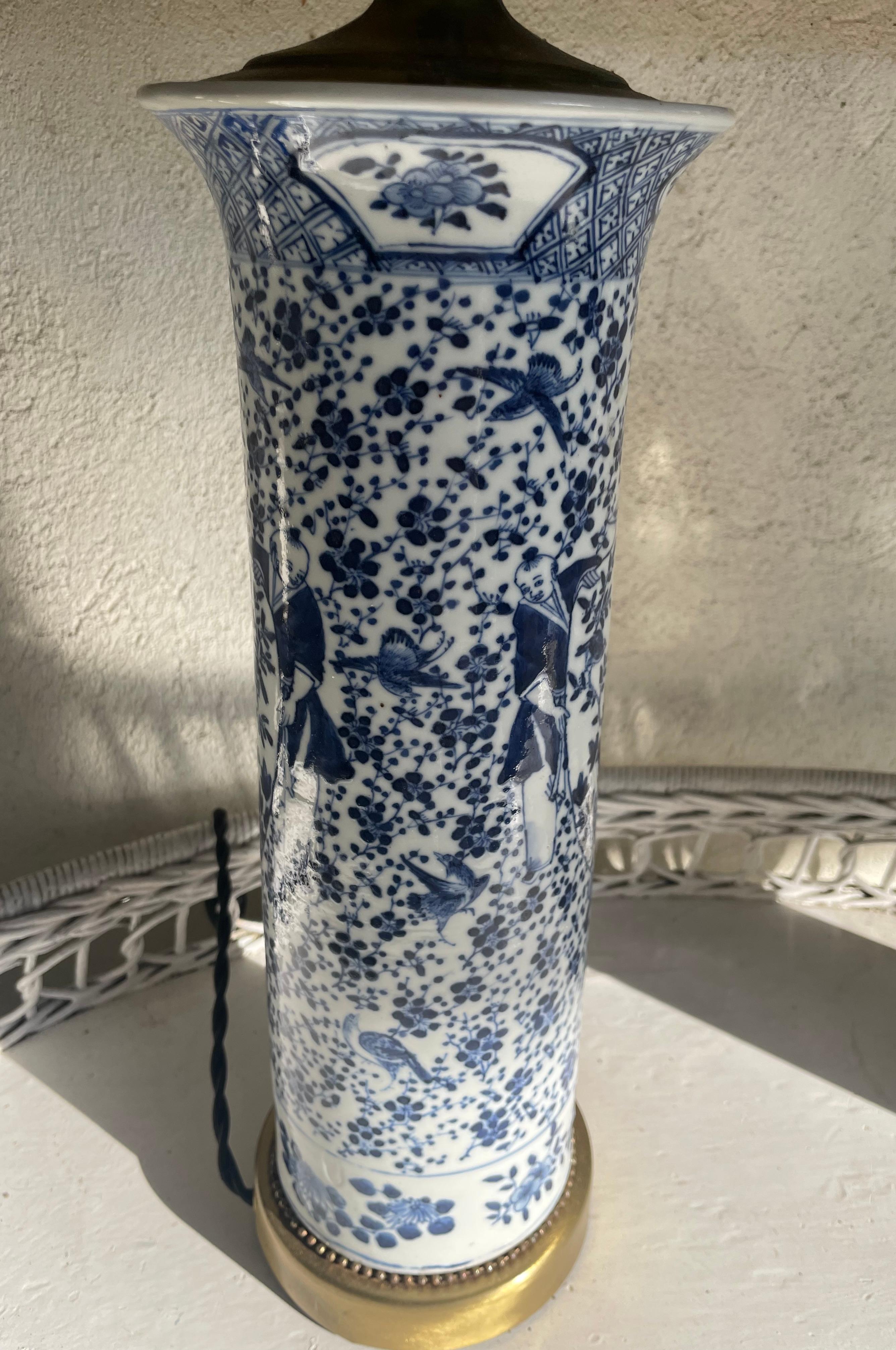 Blaue und weiße chinesische Trompetenvasen-Vasenlampen im Angebot 1