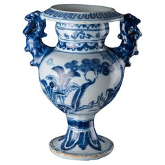 Vase d'autel chinoiserie bleu et blanc Delft, 1685
