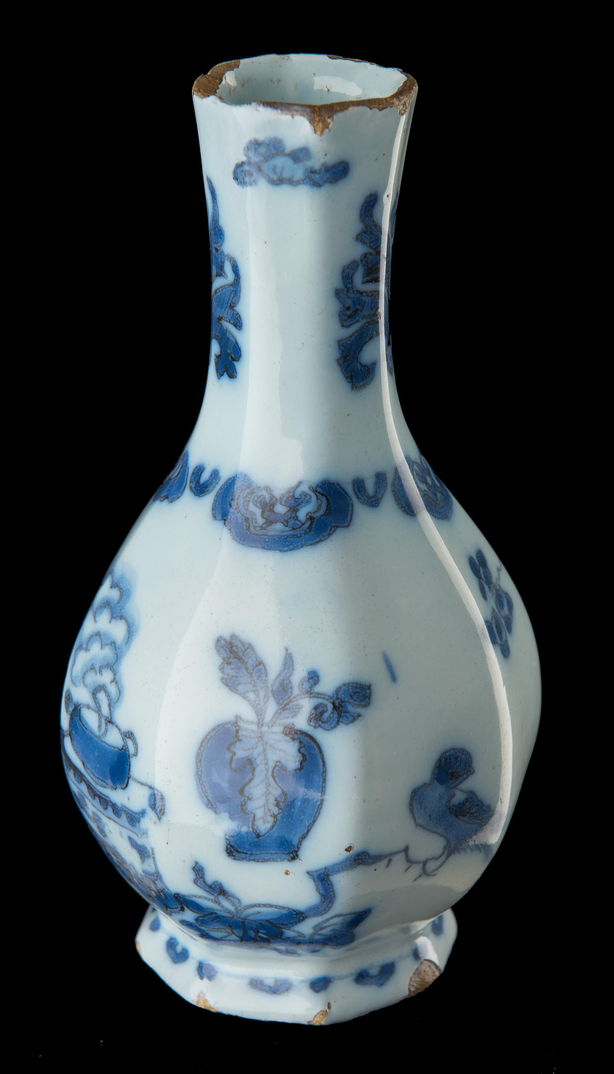 Blaue und weiße Chinoiserie-Flaschenvase. Delft, um 1685. 
Die Töpferei Metal Pot. Zeichen: LC und 4, Periode von Lambertus Cleffius (1679-1691)

Die Flaschenvase hat einen achteckigen Körper mit ausgestelltem Hals und steht auf einem taillierten