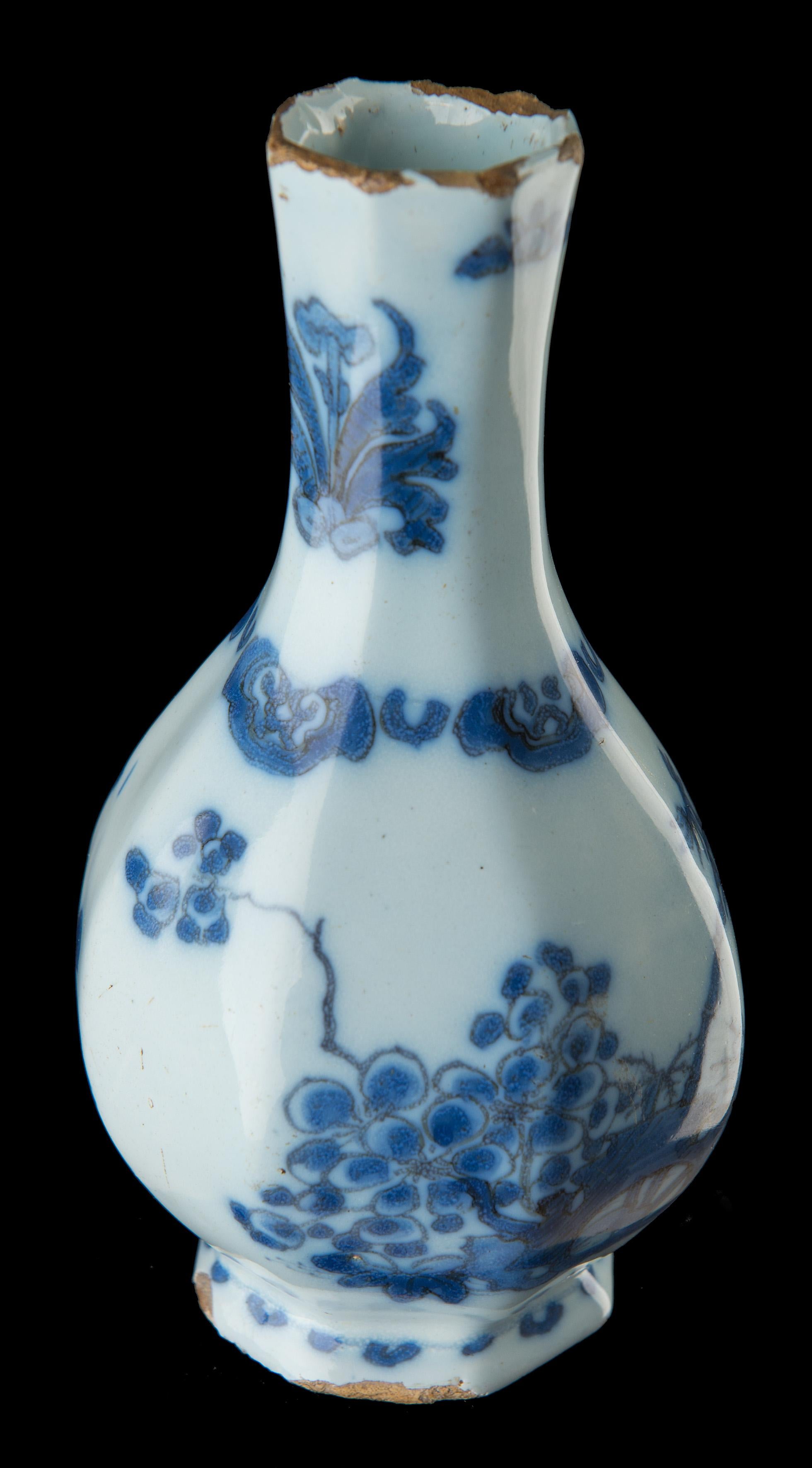 Niederlndische blaue und weie Chinoiserie-Flaschenvase aus Keramik aus Delfter Keramik, um 1685 (Handbemalt) im Angebot