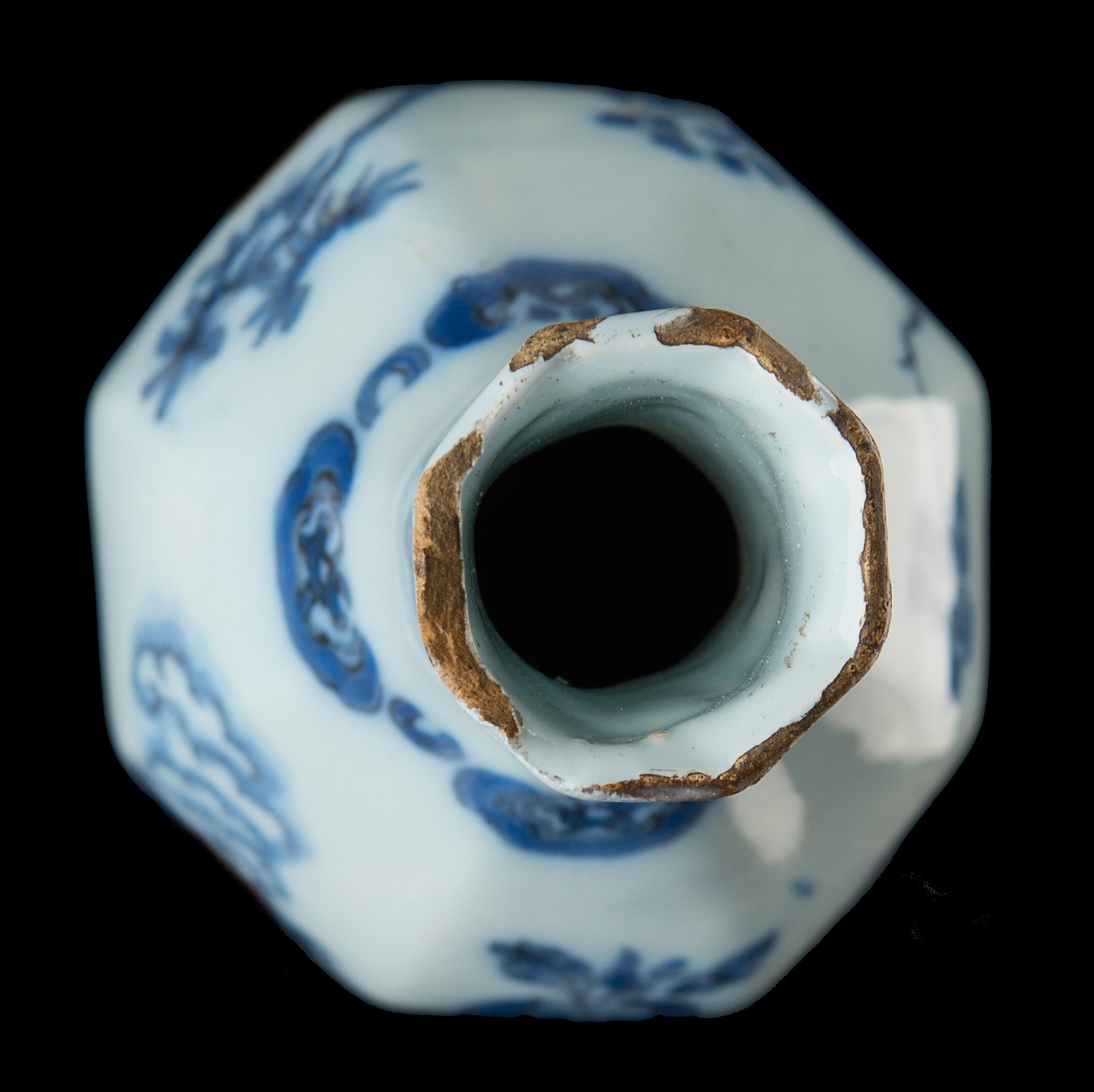 Niederlndische blaue und weie Chinoiserie-Flaschenvase aus Keramik aus Delfter Keramik, um 1685 (17. Jahrhundert) im Angebot