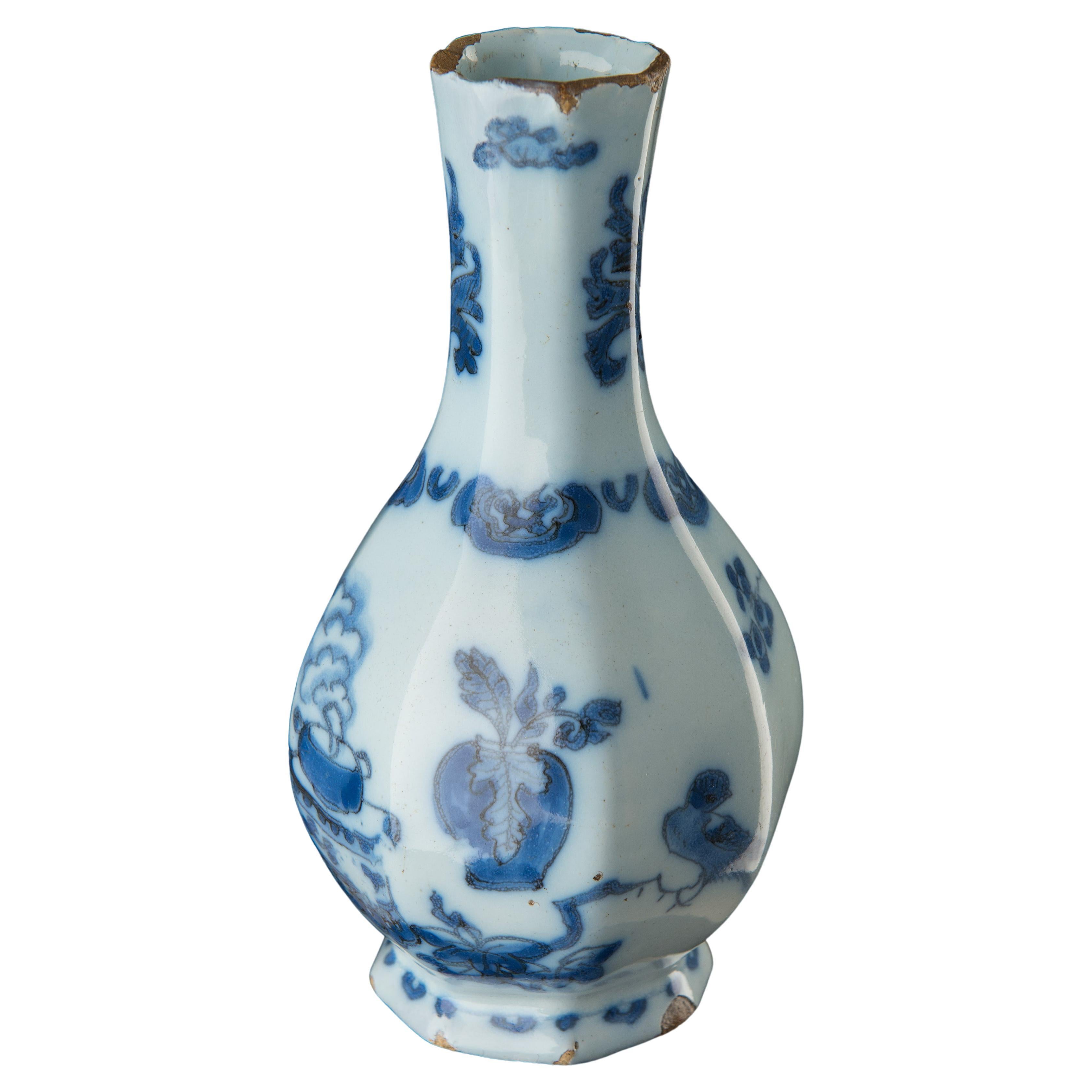 Vase bouteille en cramique de Delft bleu et blanc de style chinoiserie, vers 1685 Faence