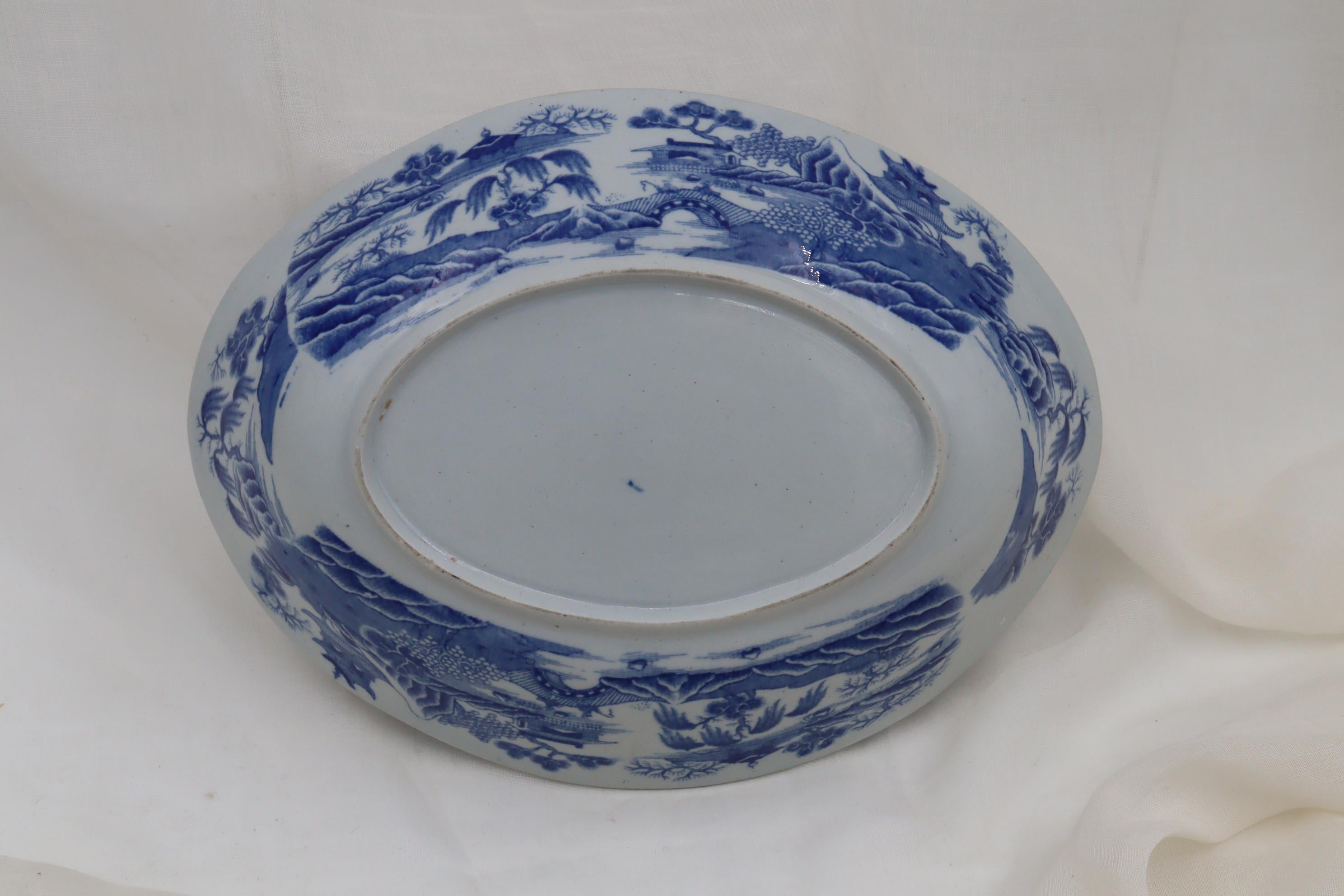 Blue and white Chinoiserie bowl For Sale 1
