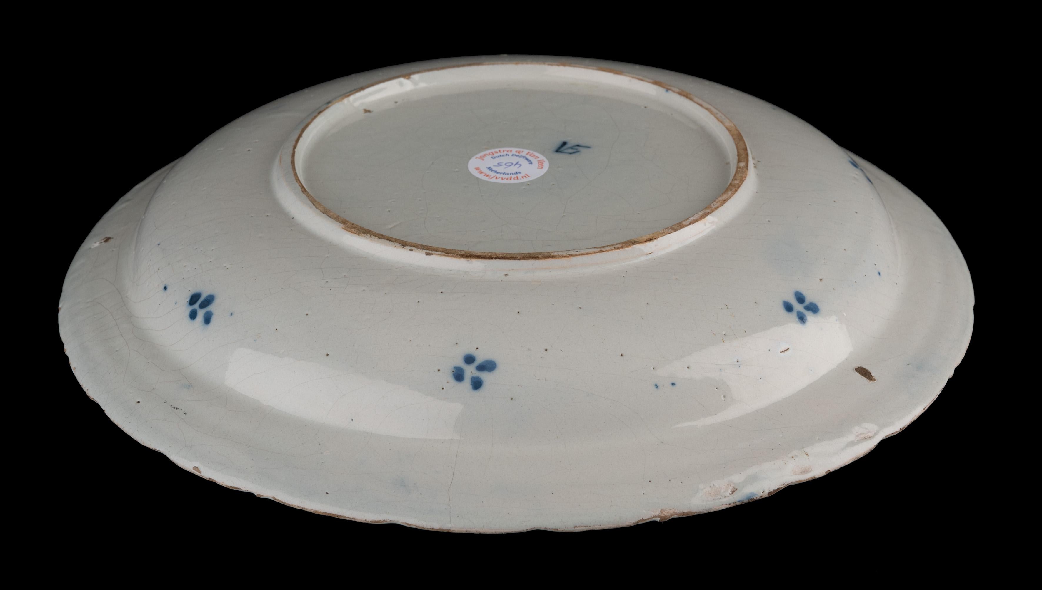Blauer und weißer Chinoiserie-Plattenteller Delft, 1691-1724, The Metal Pot pottery  (Niederländisch) im Angebot