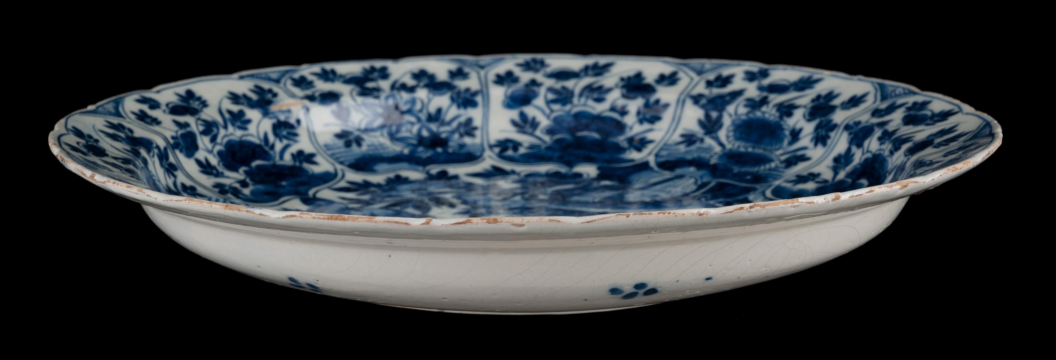 Blauer und weißer Chinoiserie-Plattenteller Delft, 1691-1724, The Metal Pot pottery  im Zustand „Gut“ im Angebot in ROSSUM, GE