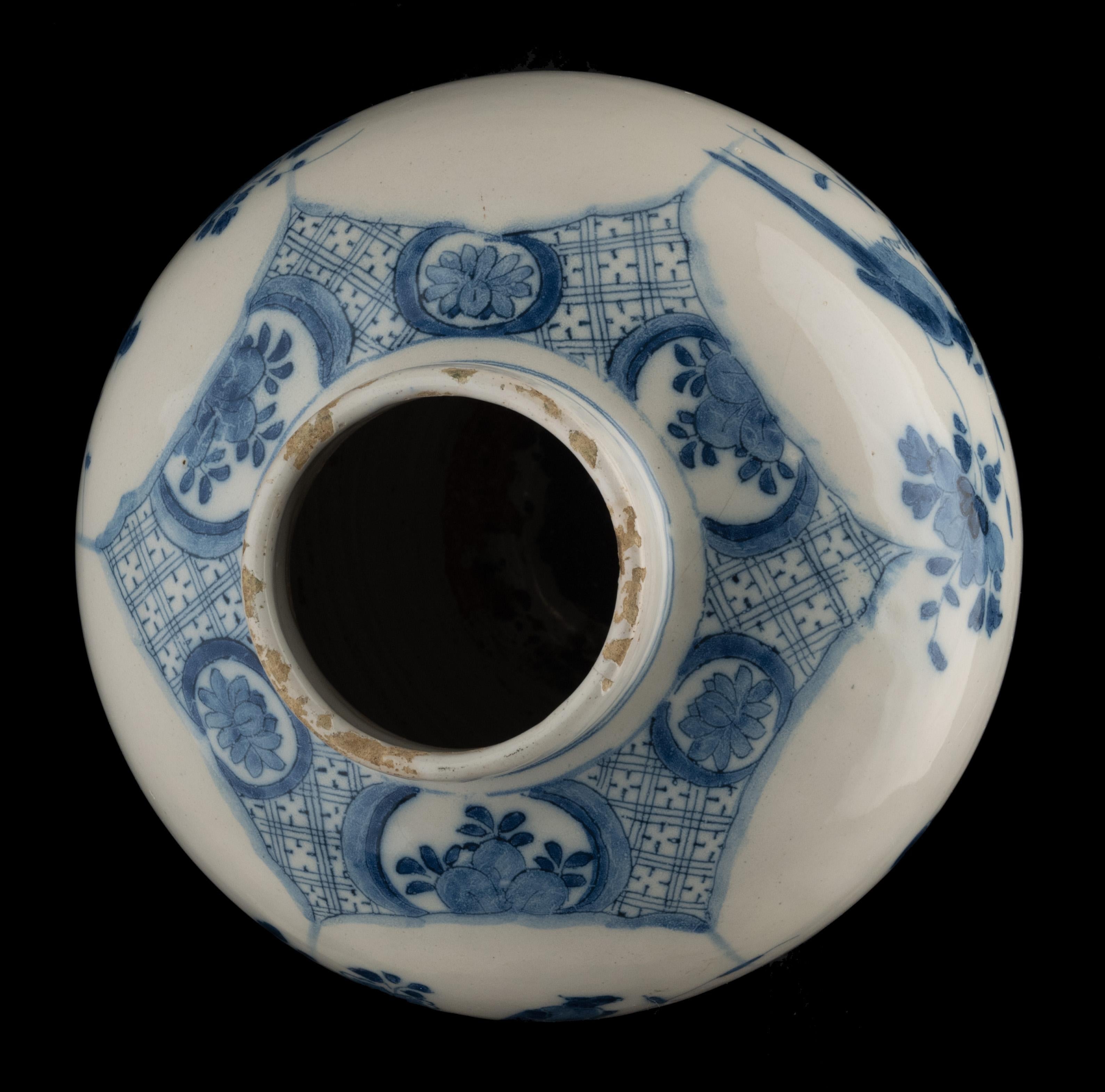 Blue and white chinoiserie jar Delft, 1700-1720 height 28 cm / 11.02 in For Sale 2