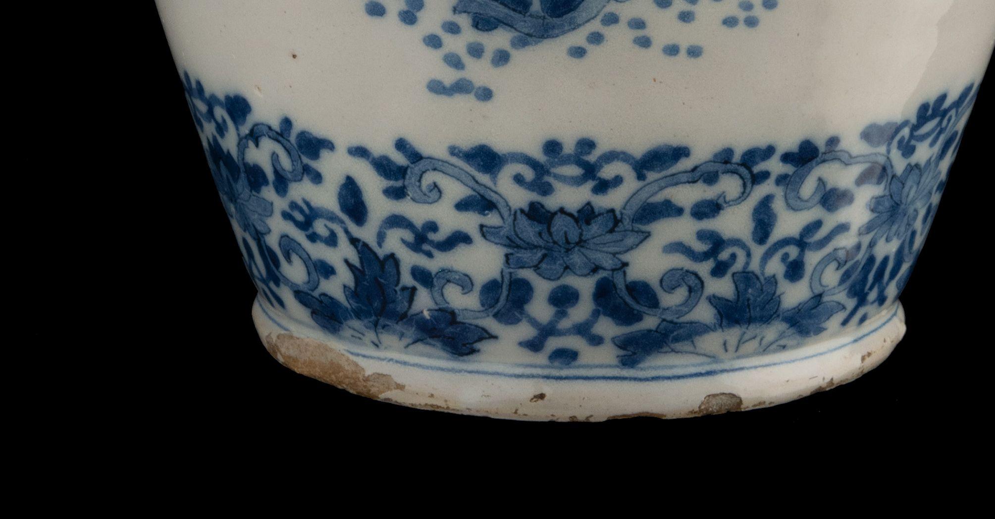 Blue and white chinoiserie jar Delft, 1700-1720 height 28 cm / 11.02 in For Sale 4