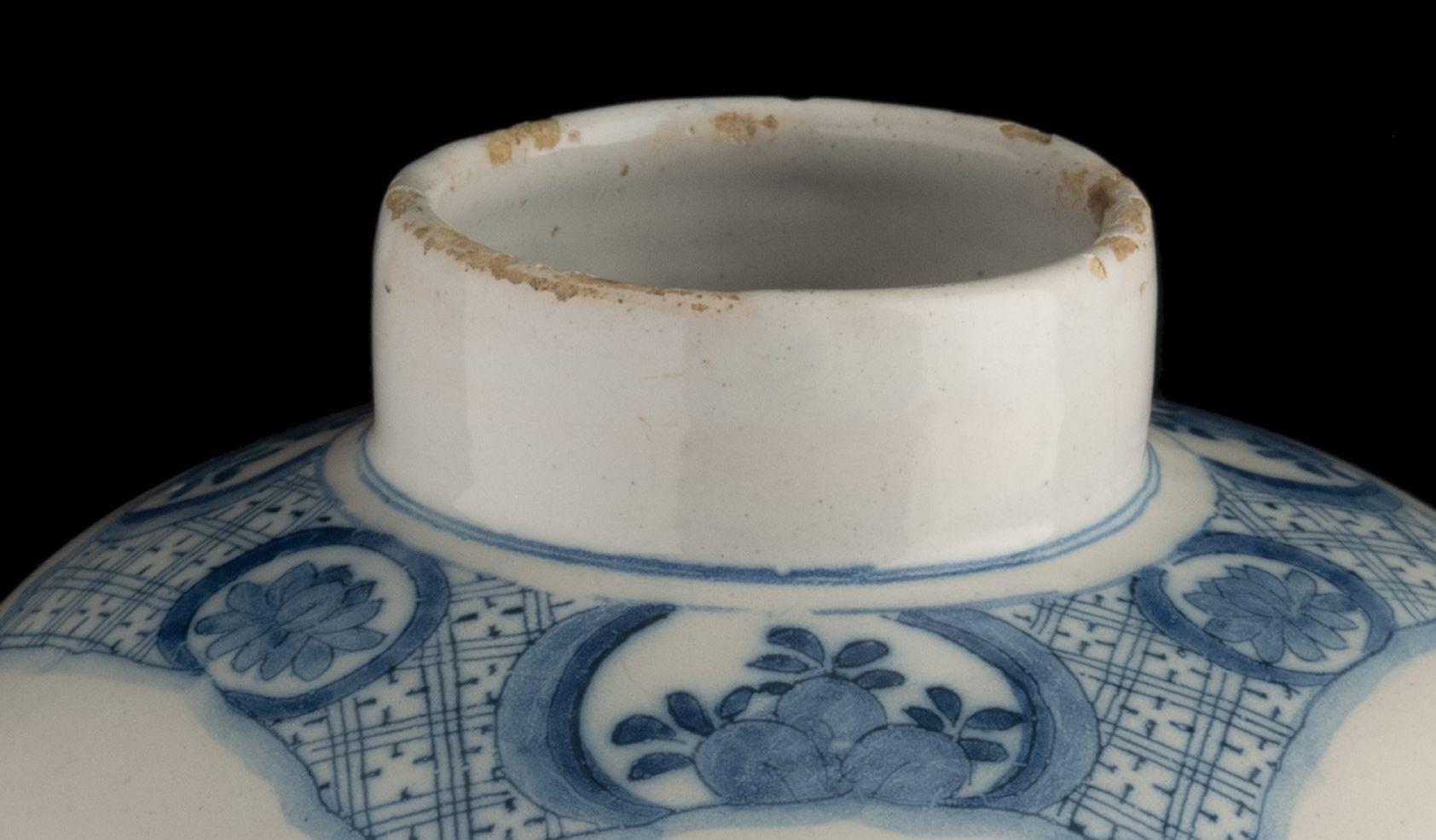 Blue and white chinoiserie jar Delft, 1700-1720 height 28 cm / 11.02 in For Sale 5