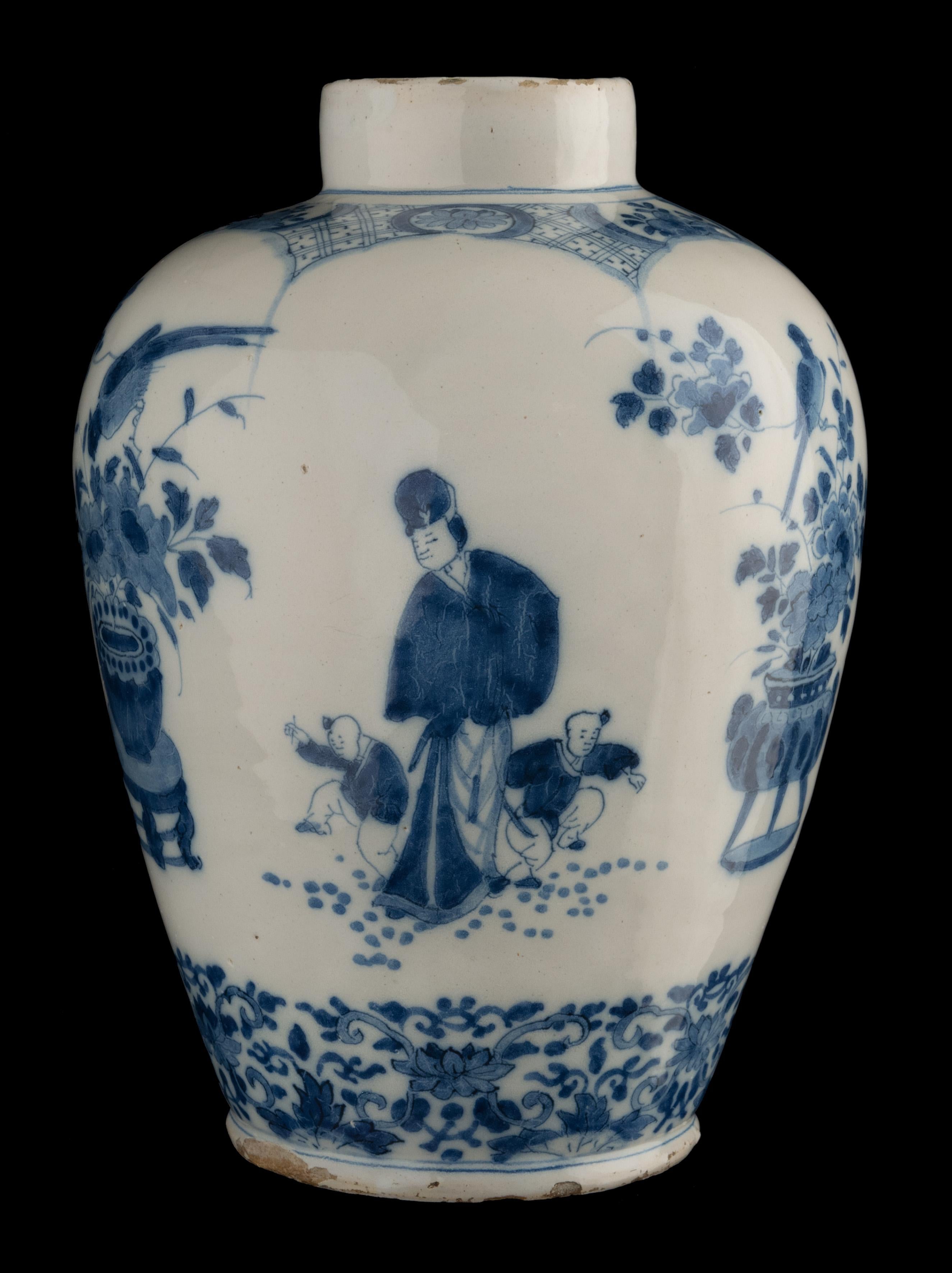 Vernissé Jarre en chinoiserie bleue et blanche Delft, 1700-1720 hauteur 28 cm / 11.02 in en vente