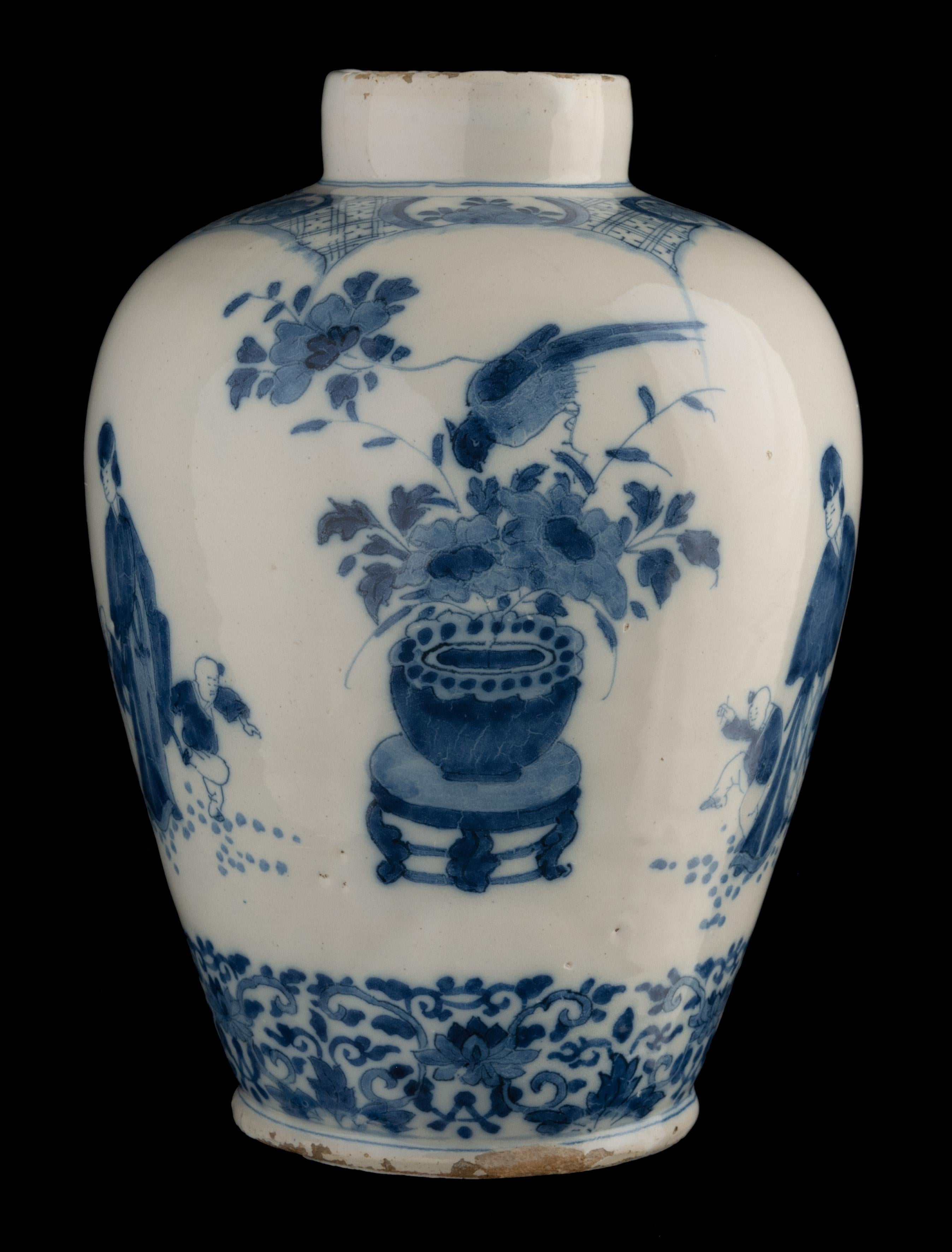 Blue and white chinoiserie jar Delft, 1700-1720 height 28 cm / 11.02 in In Good Condition For Sale In ROSSUM, GE