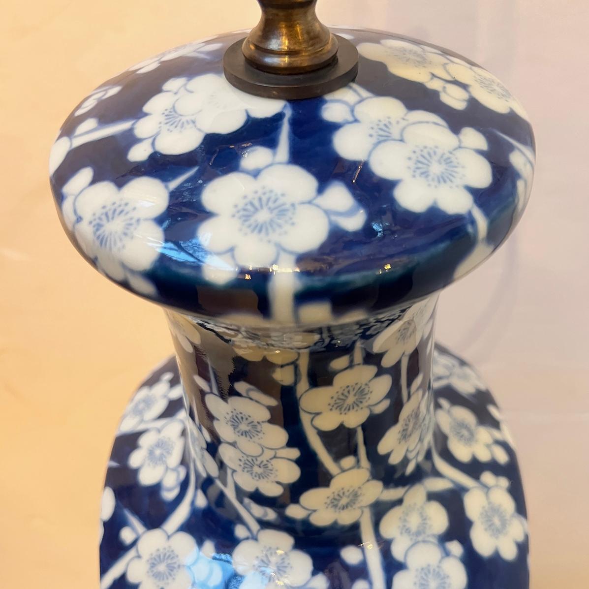 An American 1960's blue and white floral lamp.
Medidas:
Altura del cuerpo: 21,25
Altura hasta el apoyo de la sombrilla: 30.5
Diámetro: 6,25
