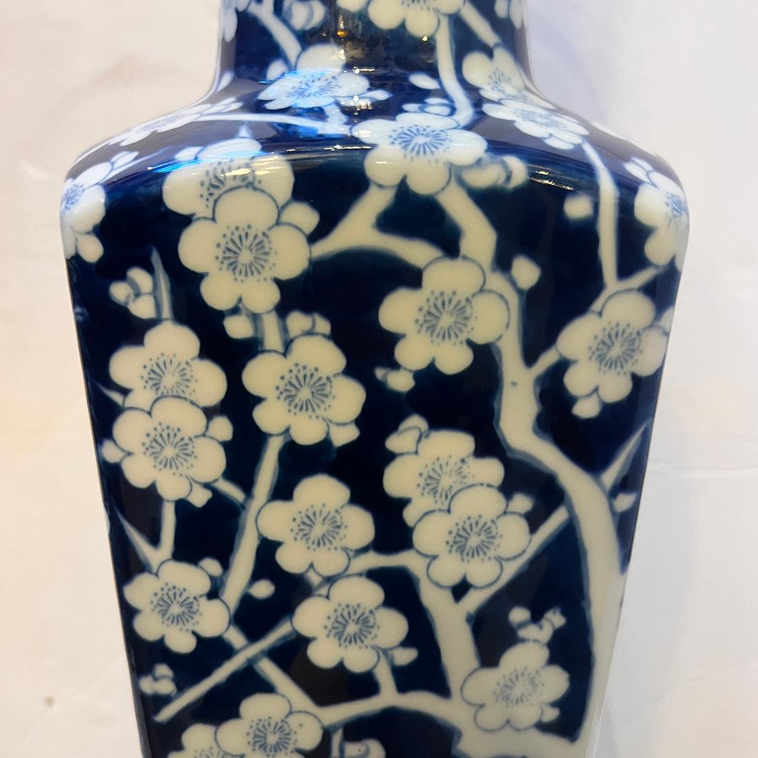 Lámpara Chinoiserie Azul y Blanca mediados del siglo XX en venta