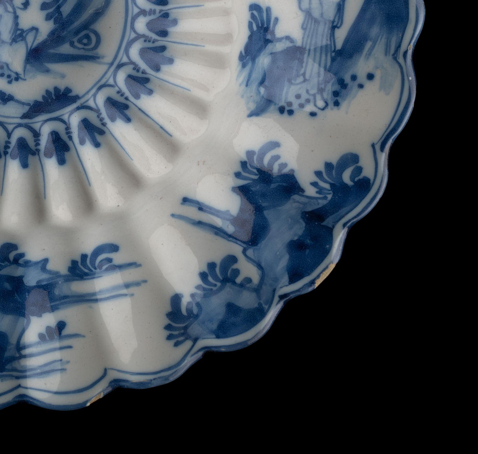Blaue und weiße Chinoiserie-Liegeschale, Delfter Porzellan, 1650-1680 (Glasiert) im Angebot